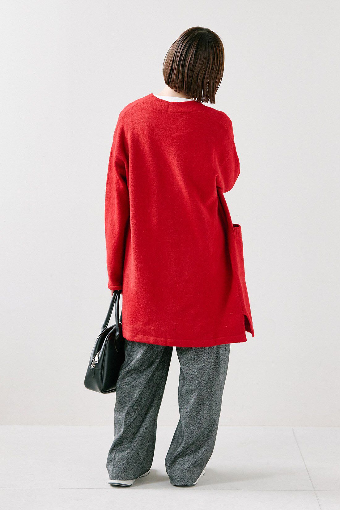 Live in comfort［リブインコンフォート］|吸湿 発熱 コットン ほか綿 Ｔシャツ 白とヘリンボーン素材のワイドパンツ〈チャコールグレー〉のコーディネート|【着用サイズ】カーディガン：S 　トップス：S　パンツ：MP