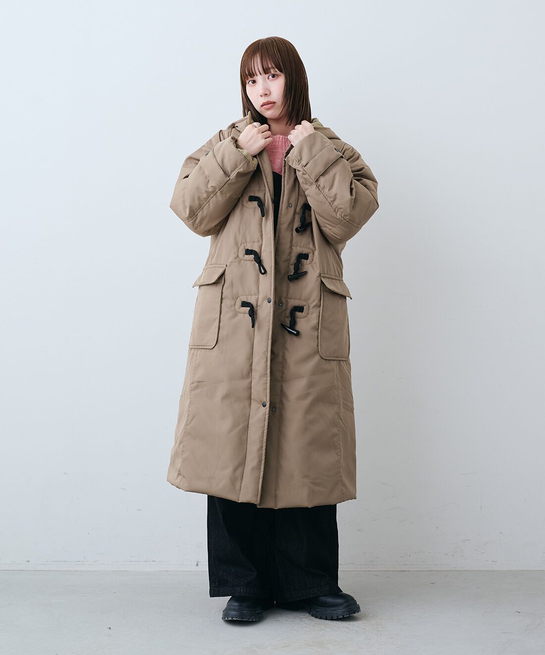 Live in  comfort|切り替えデザインで着映え洗えるニット〈ピンク〉と石上美津江 大人 こなれ サロペット ブラック デニム 黒のコーディネート