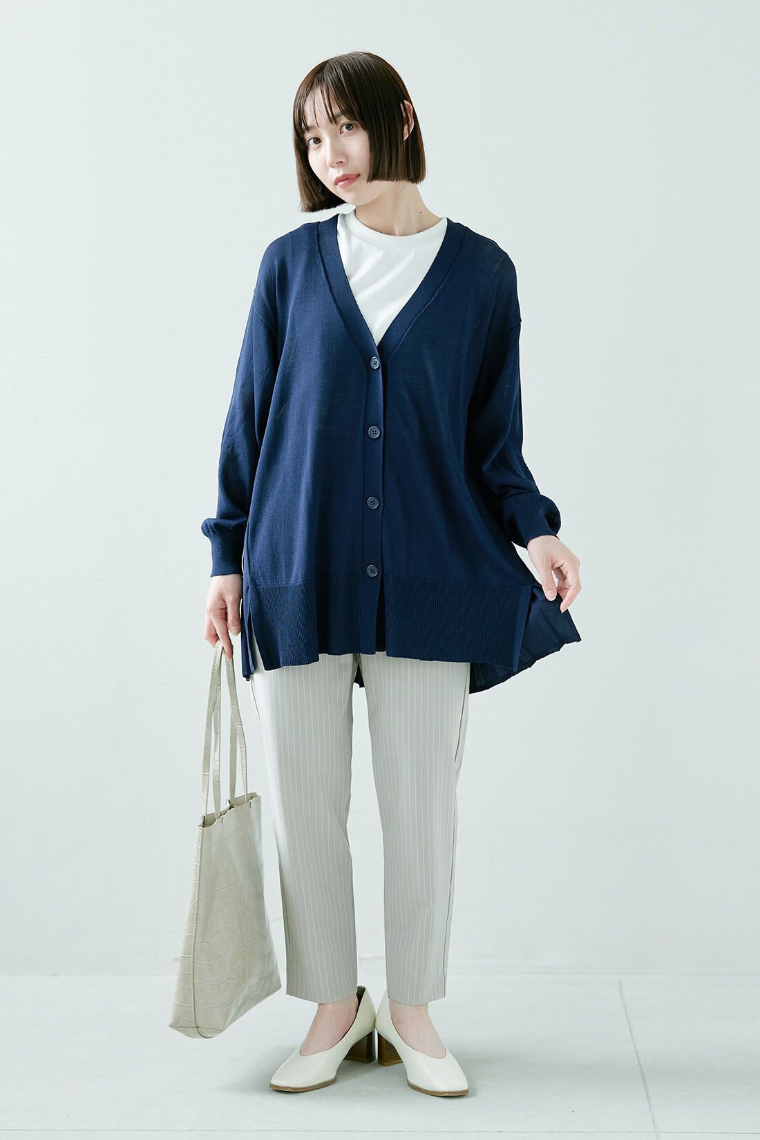 IEDIT|UVカット 接触冷感 撥水加工 エアノビ 涼やか テーパードパンツ〈グレーストライプ〉のコーディネート|【着用サイズ】カーディガン：S　トップス：M　パンツ：SP