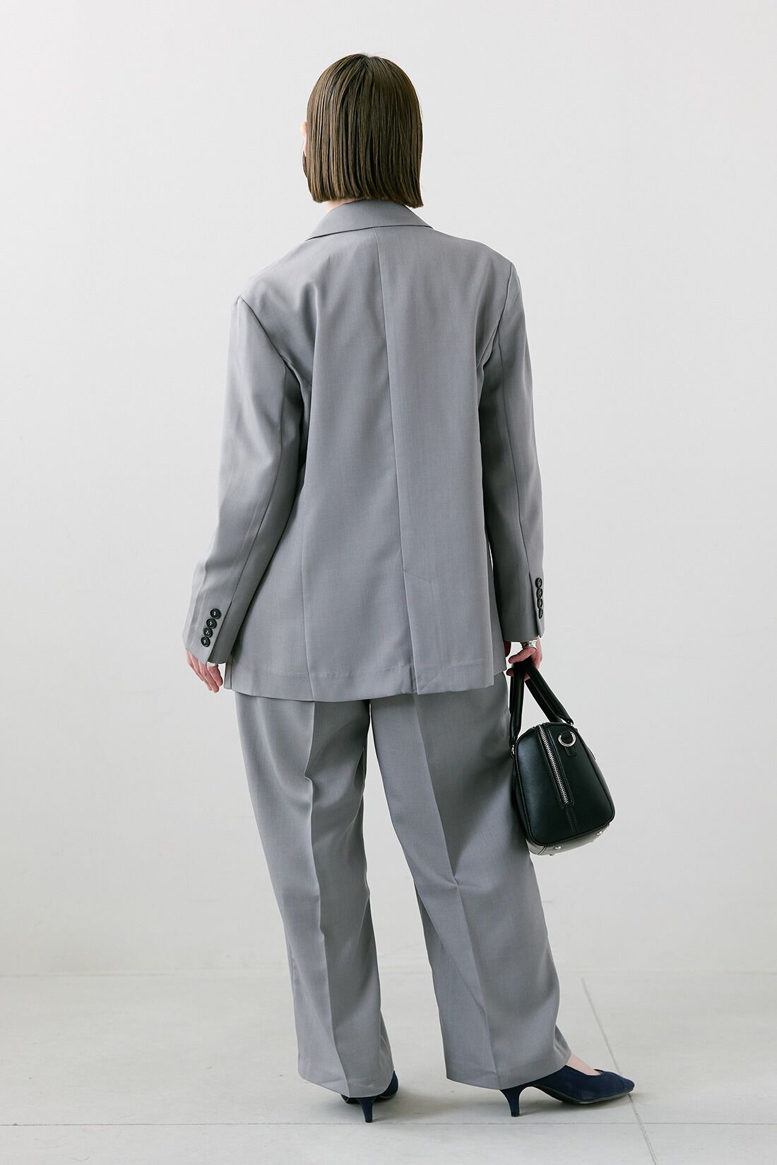 IEDIT|オケージョン遣い 前後ろ 2WAY のびやか カットソー ブラウス ホワイト 白と上品 大人 セミワイドパンツ 〈グレー〉のコーディネート