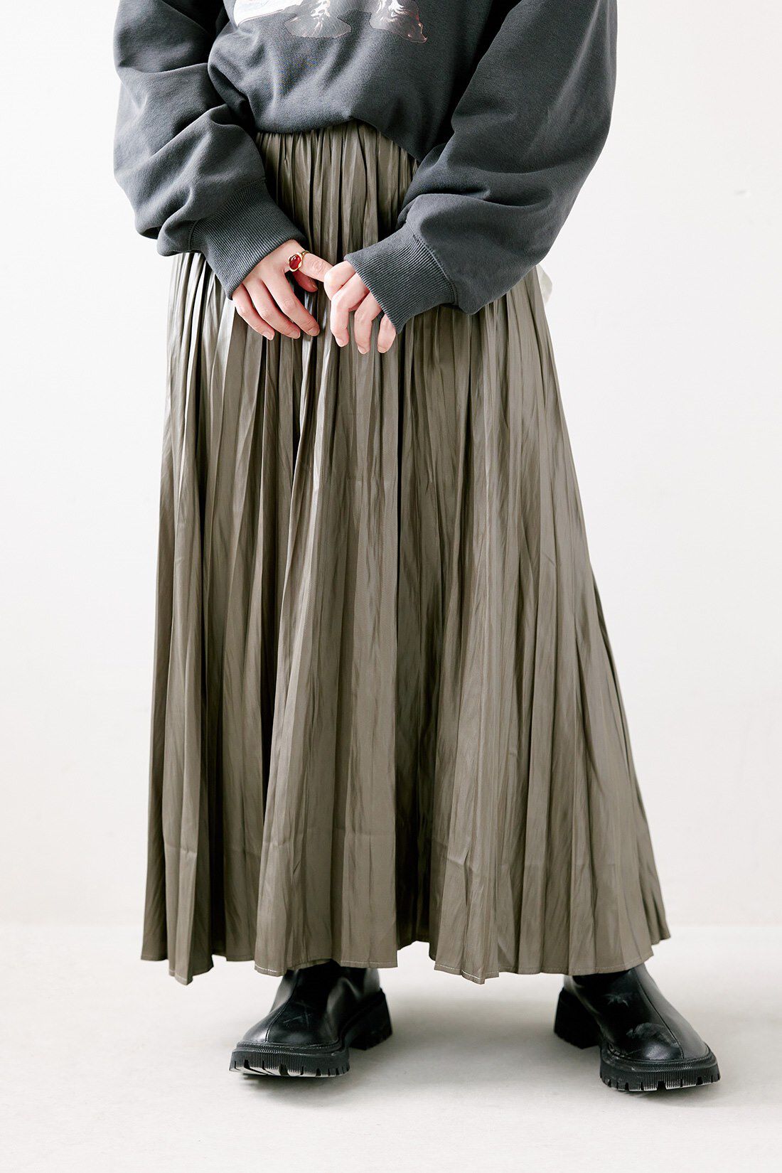 MEDE19F|Saturday Evening Post プリントトレーナー〈チャコールグレー〉と着心地らくちんな伸びるシャツ　リブインのコーディネート|【着用サイズ】スウェット：M　スカート：MP