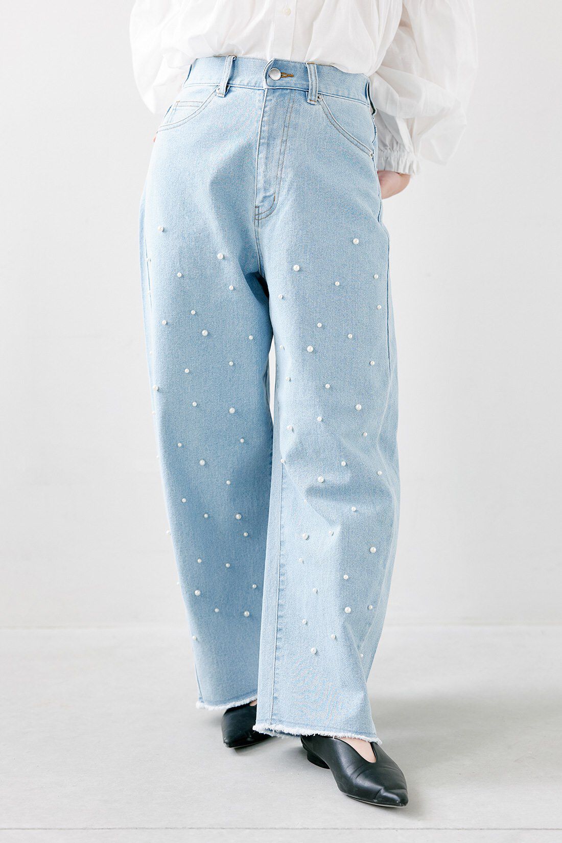 MEDE19F|コットン フリル ブラウス ホワイト 白とパール調パーツ ストレッチ デニムパンツ〈ライトブルー〉のコーディネート|【着用サイズ】ベスト：M　トップス：S　パンツ：SP