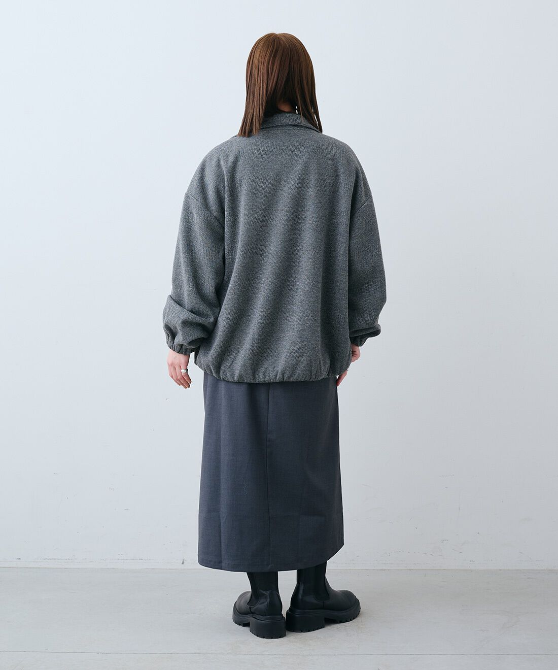 THREE FIFTY STANDARD［スリーフィフティースタンダード］|日本製コットン100％ リブ タートルとウールライクなVネック ジャンパースカート〈杢グレー〉のコーディネート