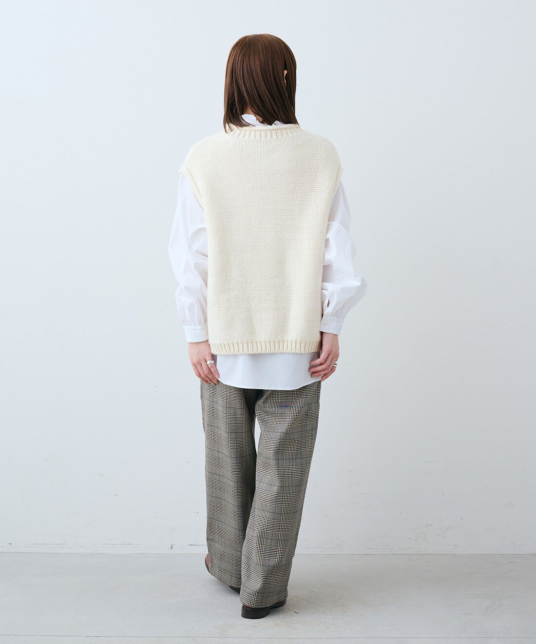 Live in  comfort|重ねるだけでコーデが完成 ざっくりニット ベスト〈アイボリー〉とぬくぬくしあわせな裏ボアライトチェック柄ワイドパンツ〈モカブラウン〉のコーディネート
