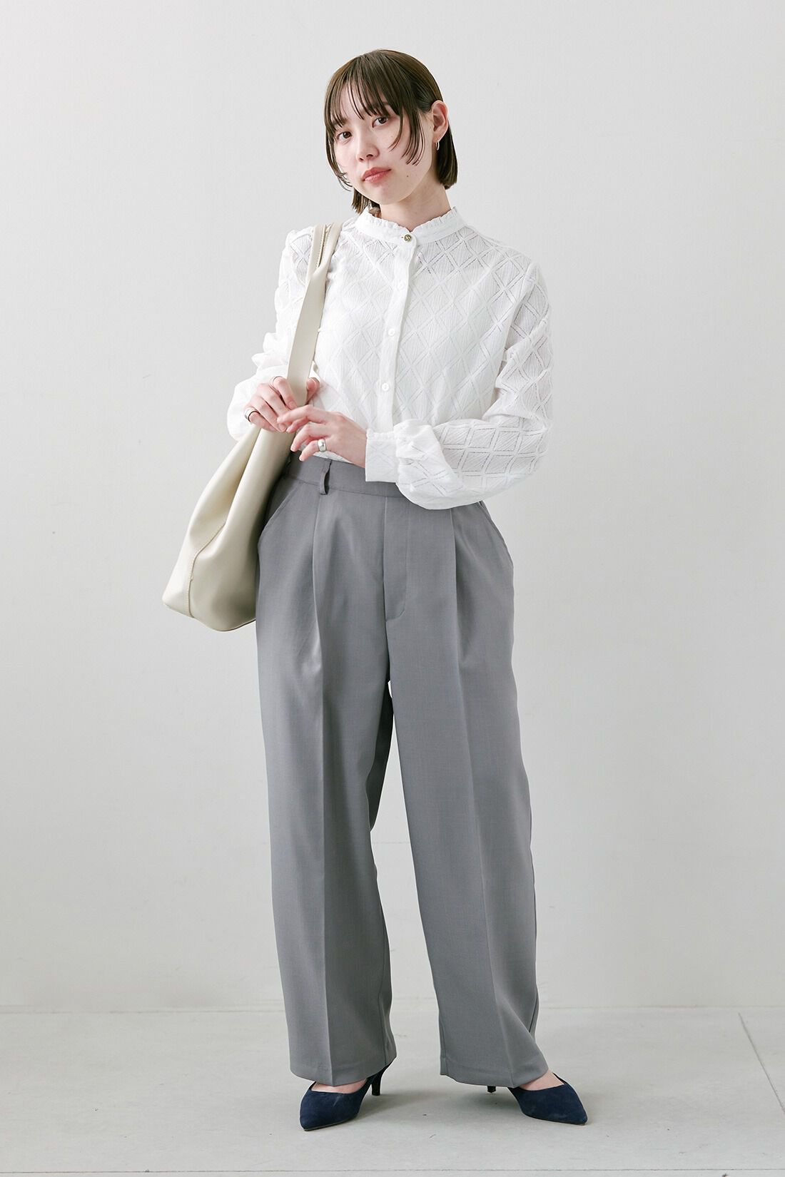 Live in  comfort|上品 大人 セミワイドパンツ 〈グレー〉のコーディネート