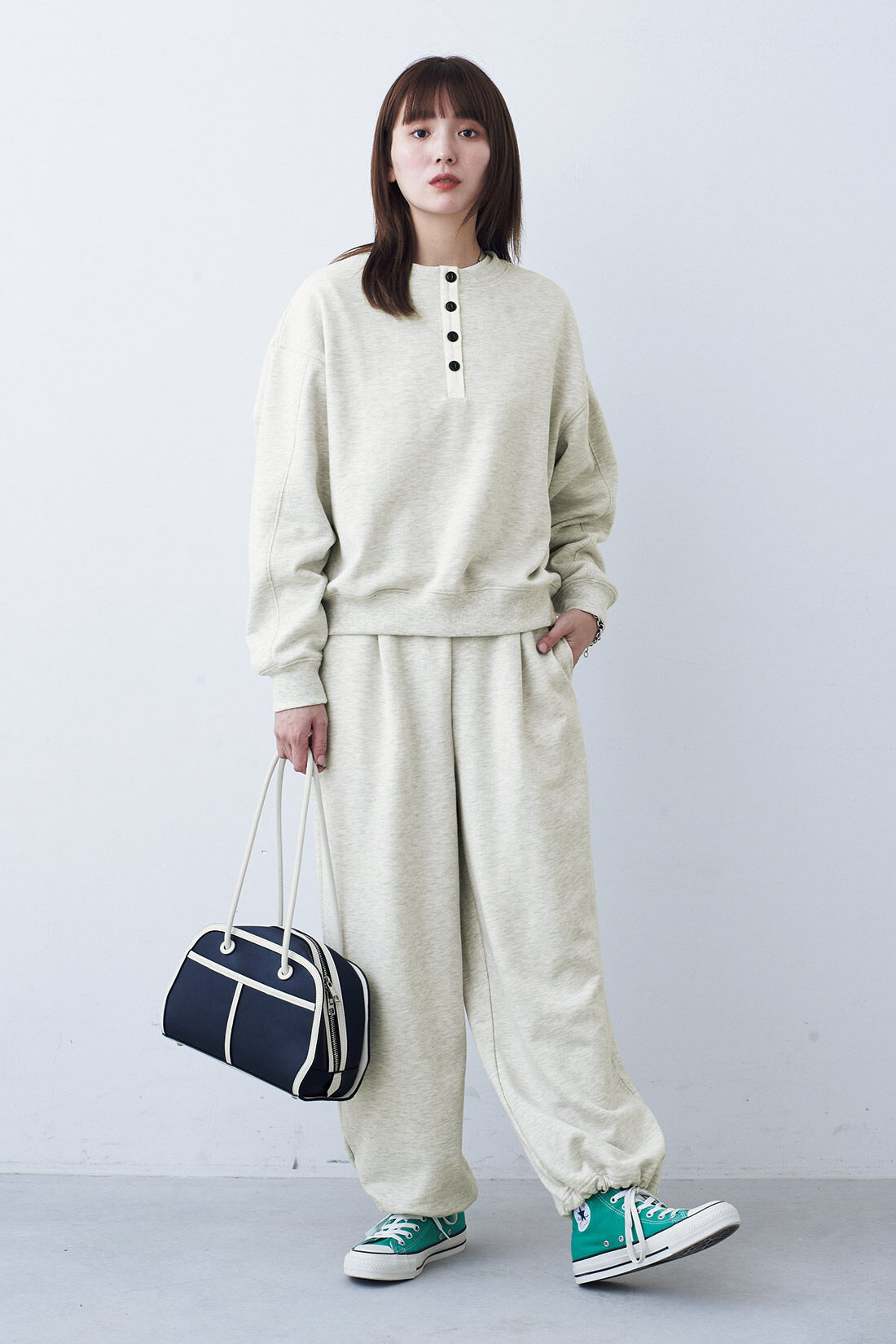 フェリシモファッションニュース|ヘンリーネックスウェット〈グレージュ〉|モデル身長：168cm　Mサイズ着用