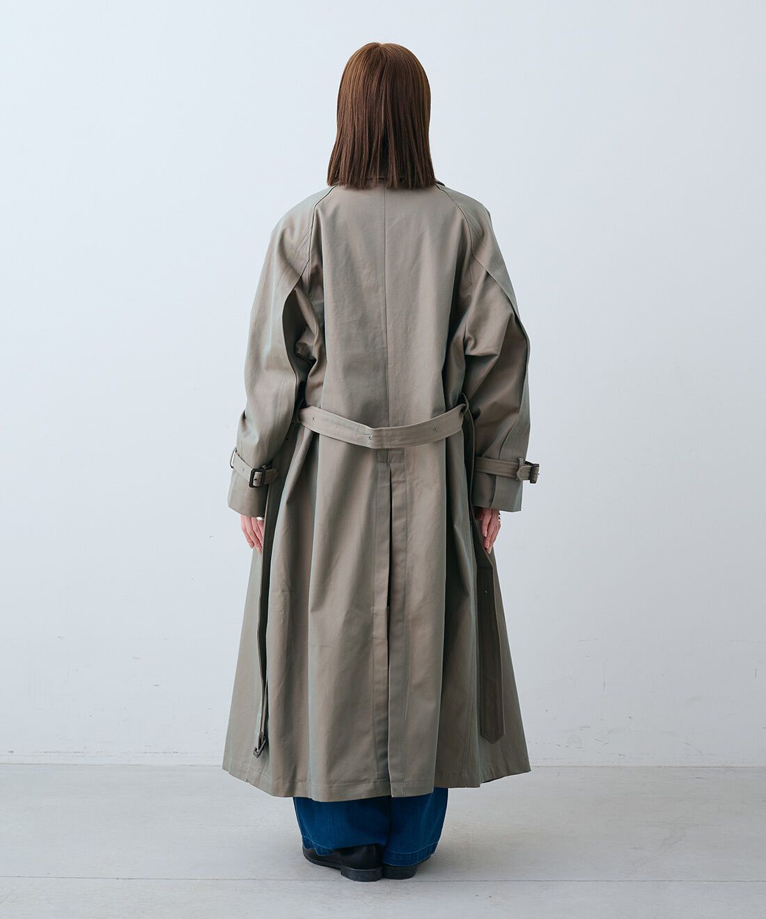 THREE FIFTY STANDARD［スリーフィフティースタンダード］|小谷実由さんと作った玉虫色のトレンチコート〈カーキグリーン〉とラップ デニム ワイドパンツのコーディネート
