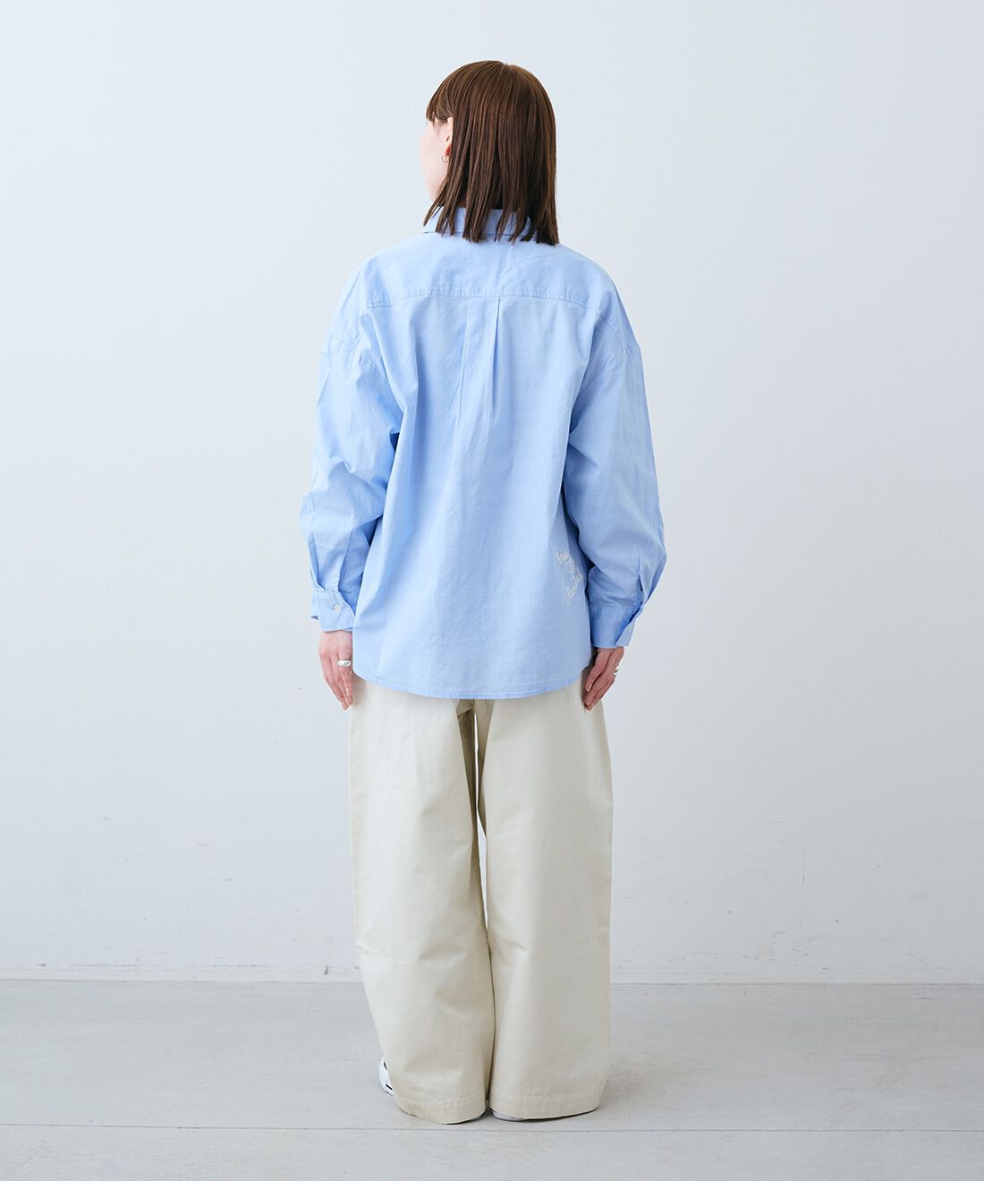 THREE FIFTY STANDARD［スリーフィフティースタンダード］|日本製の刺しゅうオックス シャツ〈ブルー〉とレトロなボーダーTシャツ　のコーディネート