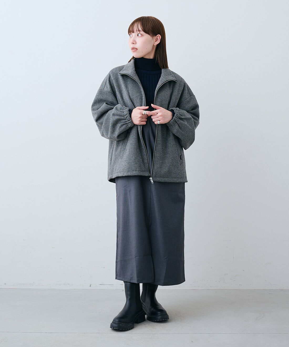 THREE FIFTY STANDARD［スリーフィフティースタンダード］|日本製コットン100％ リブ タートルとウールライクなVネック ジャンパースカート〈杢グレー〉のコーディネート