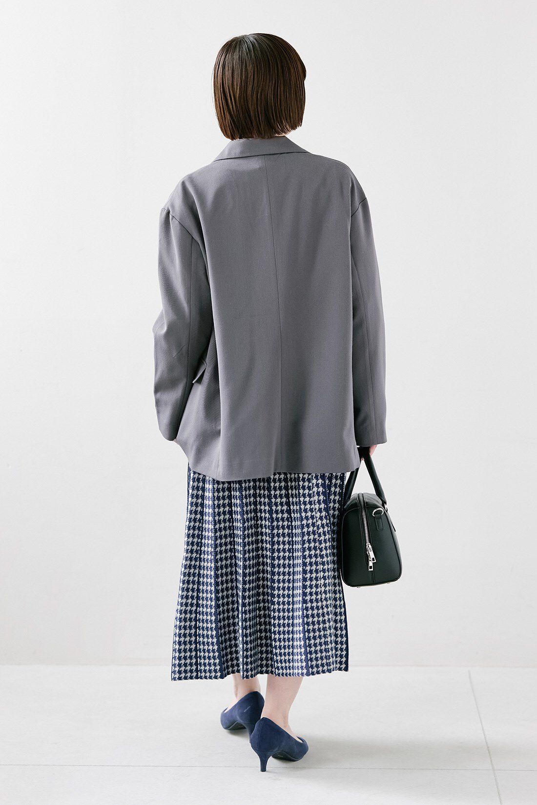 IEDIT|小森美穂子さんコラボ ゆるシルエット こなれ見え ジャケット〈チャコールグレー〉と着まわし便利 ニットトップス ジャカードスカート ベストバランスセット〈ネイビー〉のコーディネート|【着用サイズ】ジャケット：S　トップス：S　スカート：SP