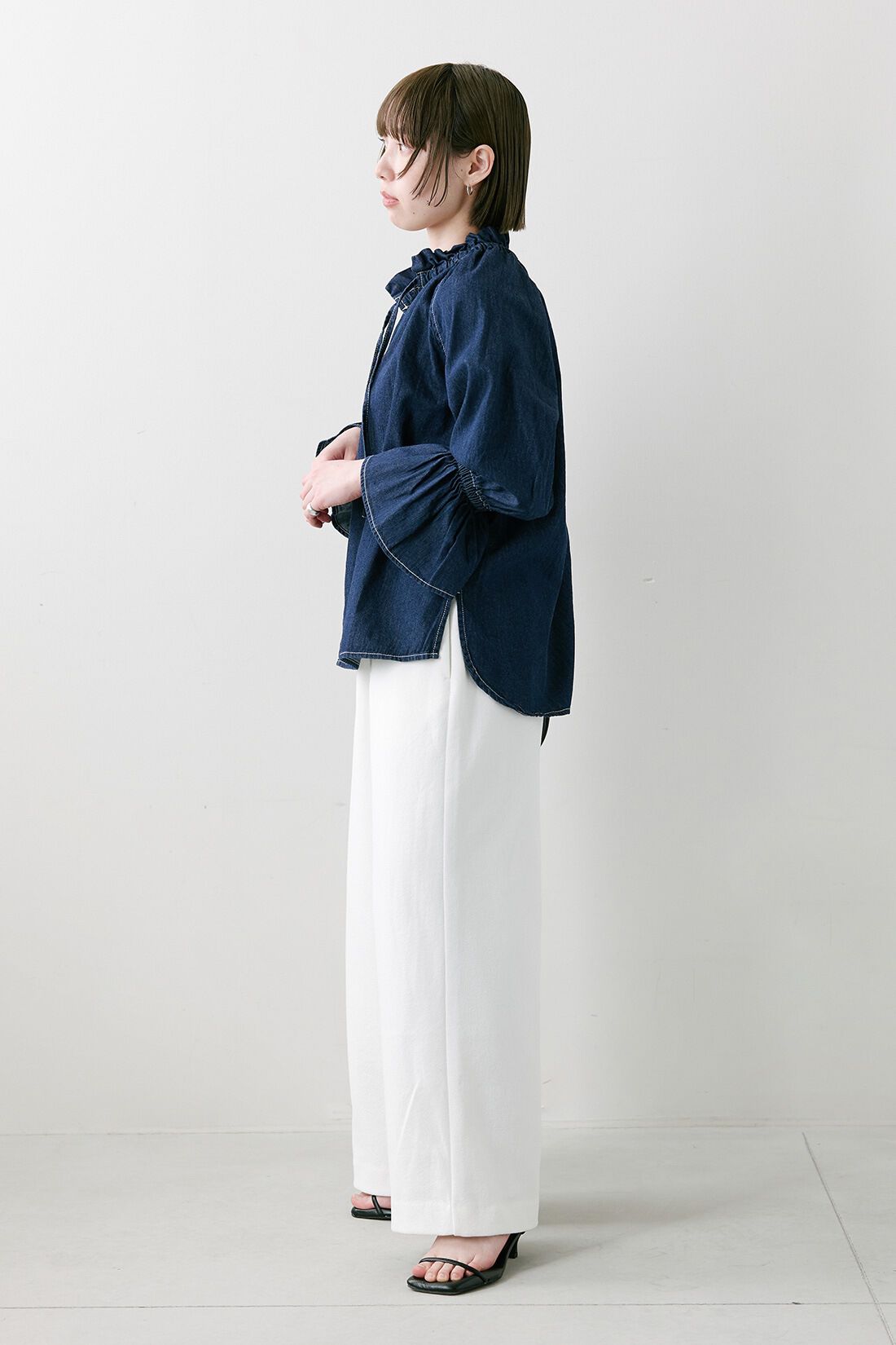 IEDIT|フリルネック 顔まわり華やぐ キャンディースリーブ デニム ブラウス 〈ネイビー〉のコーディネート