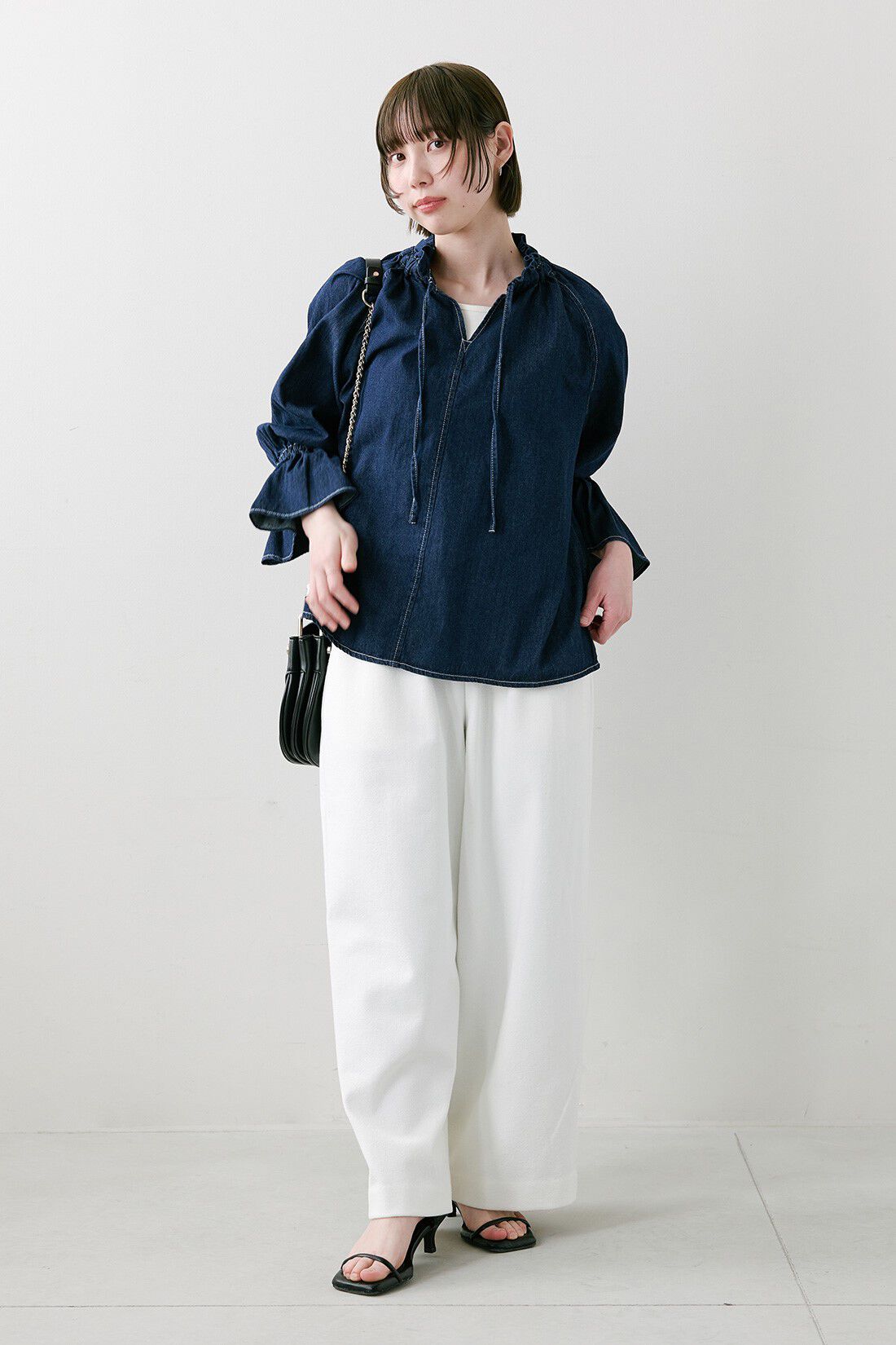 IEDIT|フリルネック 顔まわり華やぐ キャンディースリーブ デニム ブラウス 〈ネイビー〉のコーディネート