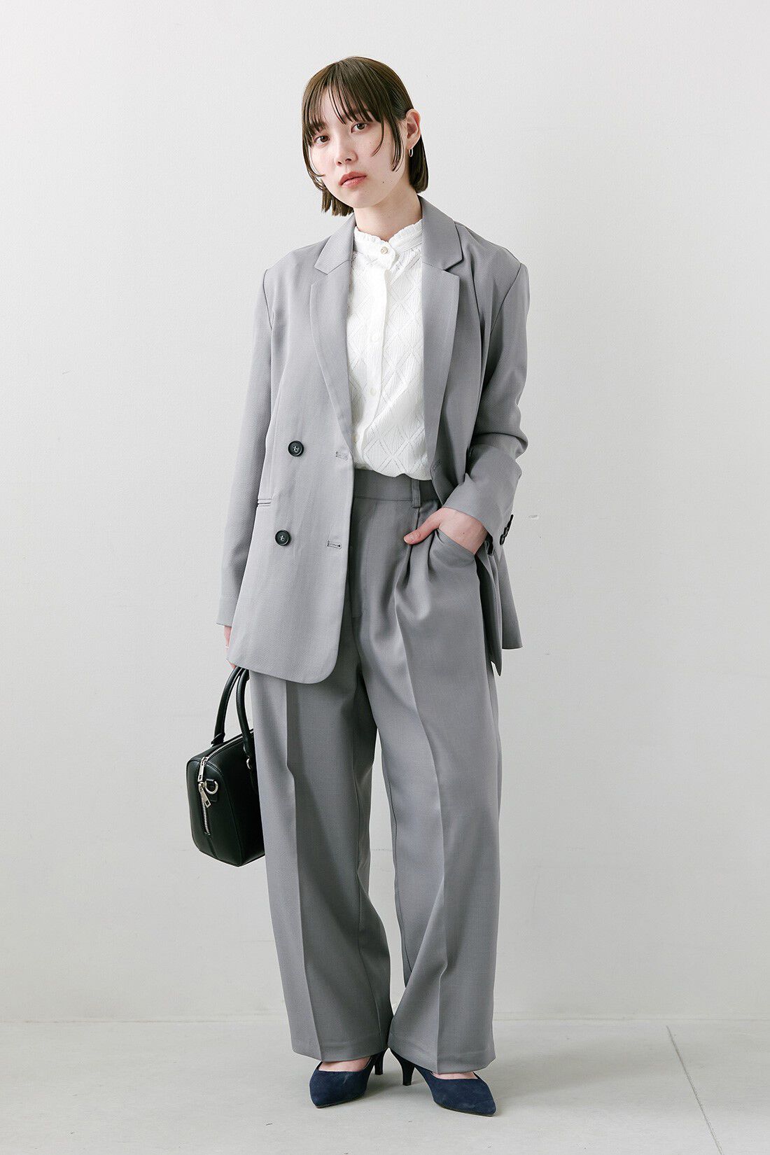 IEDIT|オケージョン遣い 前後ろ 2WAY のびやか カットソー ブラウス ホワイト 白と上品 大人 セミワイドパンツ 〈グレー〉のコーディネート