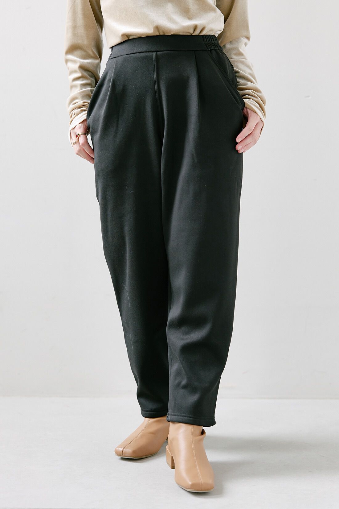 THREE FIFTY STANDARD|マシュマリッチ ゆる テーパード パンツ〈黒〉のコーディネート|【着用サイズ】パンツ：SP