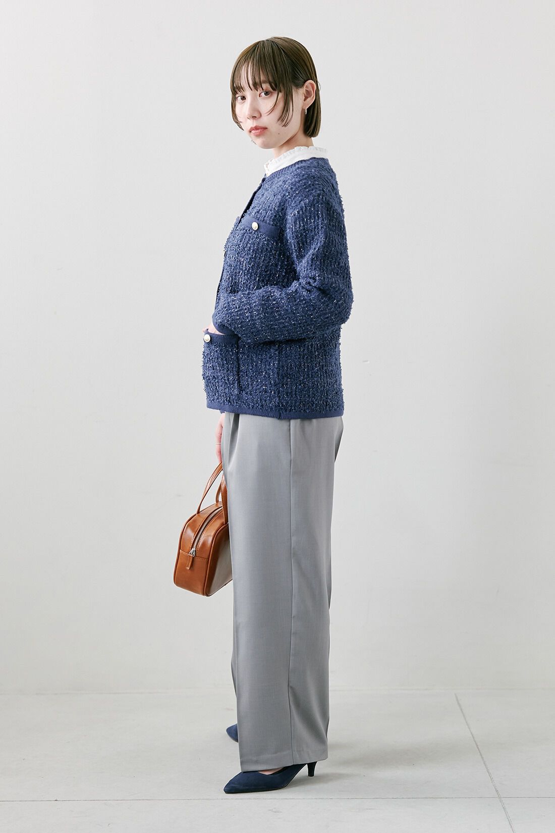 IEDIT|オケージョン遣い 前後ろ 2WAY のびやか カットソー ブラウス ホワイト 白と上品 大人 セミワイドパンツ 〈グレー〉のコーディネート