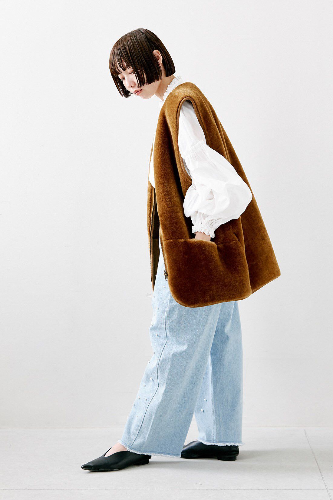 MEDE19F|コットン フリル ブラウス ホワイト 白とパール調パーツ ストレッチ デニムパンツ〈ライトブルー〉のコーディネート|【着用サイズ】ベスト：M　トップス：S　パンツ：SP