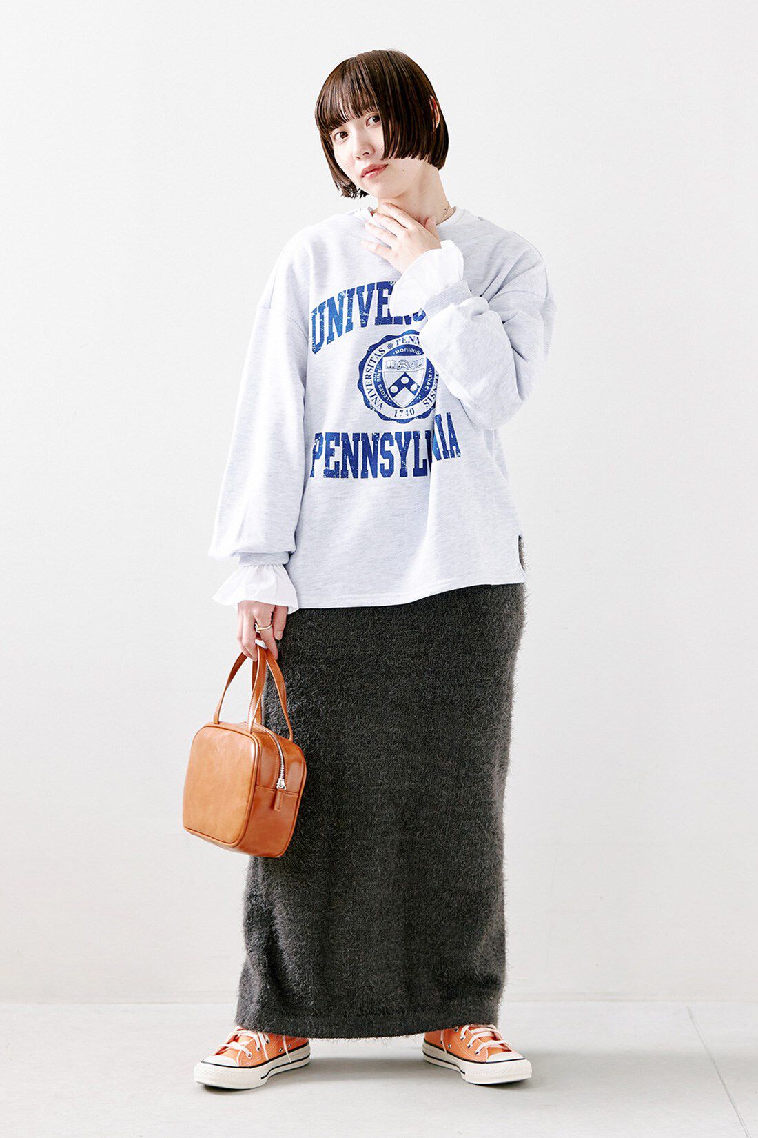 IEDIT|アイビーリーグ カレッジロゴ スウェット〈ライトグレー〉のコーディネート|【着用サイズ】インナートップス：S　スウェット：S　スカート：SP
