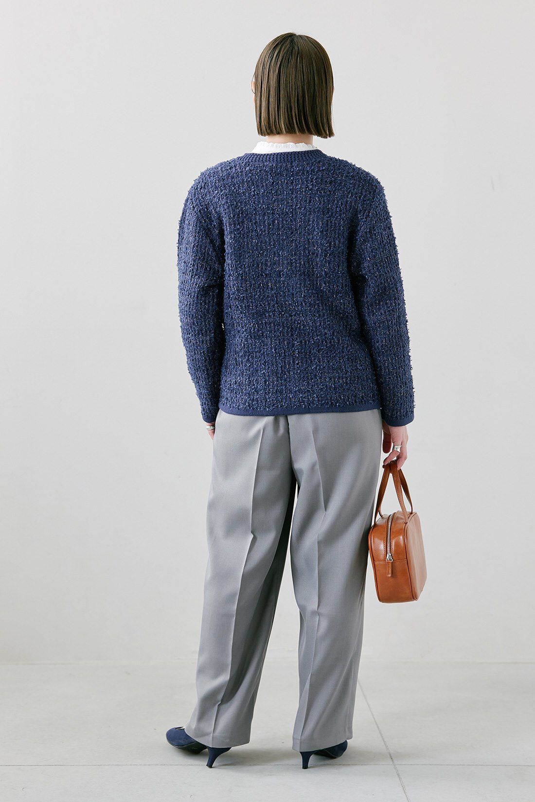 IEDIT|オケージョン遣い 前後ろ 2WAY のびやか カットソー ブラウス ホワイト 白と上品 大人 セミワイドパンツ 〈グレー〉のコーディネート