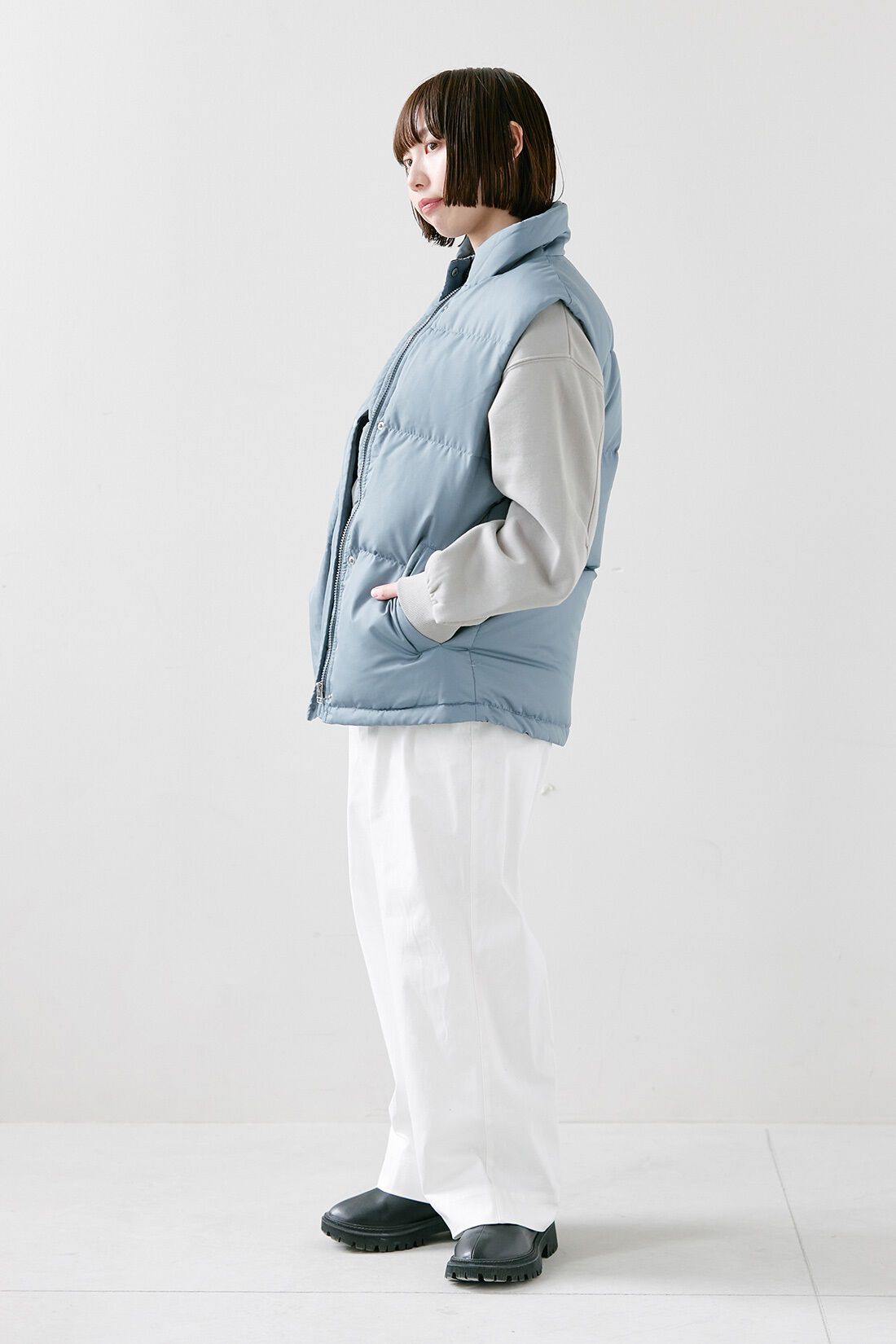 IEDIT|栞里ちゃん ニュアンスカラー ダウンベスト〈ブルーグレー〉のコーディネート|【着用サイズ】ベスト：S　トップス：S　パンツ：SP