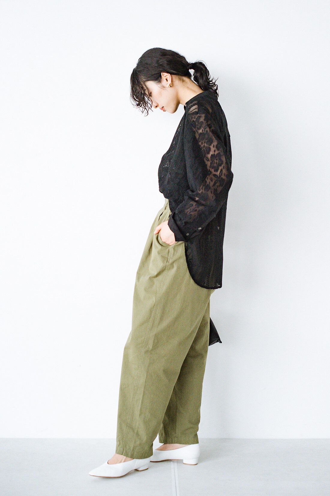 haco!［ハコ］|haco! 別注 refined works シルエットのかっこよさと楽ちんさに定評がある！ツイルテーパードパンツ