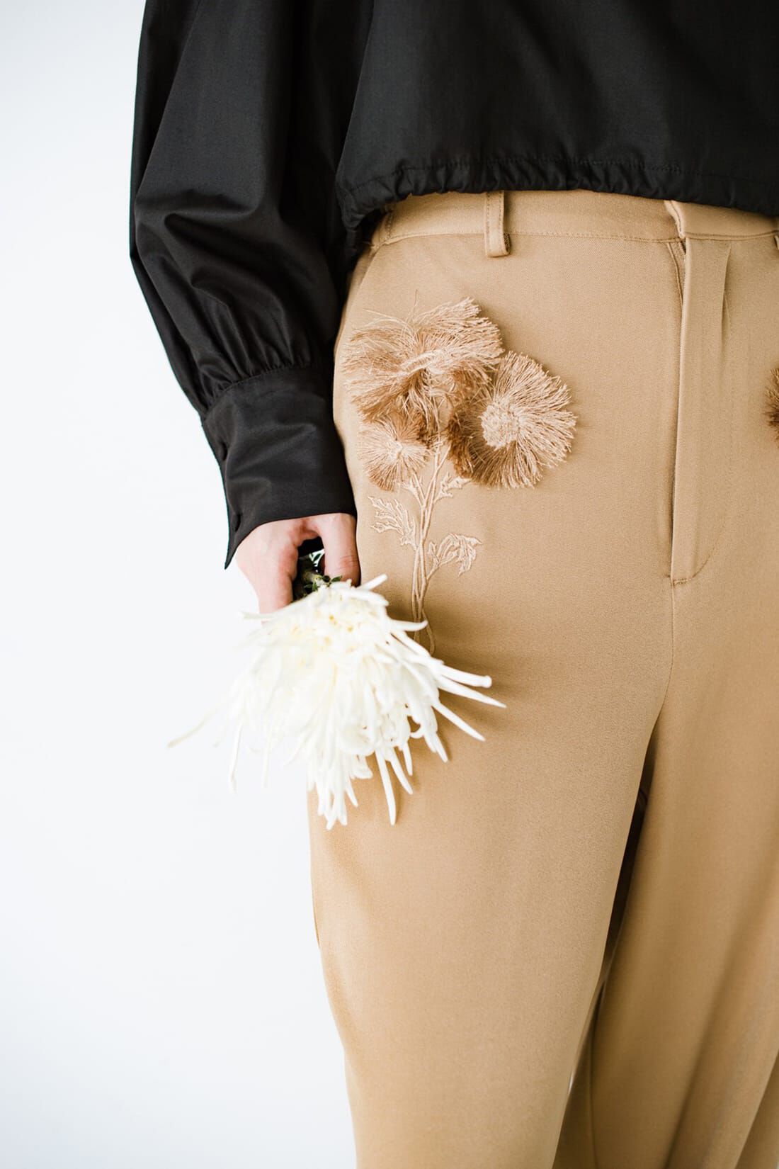haco!［ハコ］|ｈａｃｏ！×ＮＯＫＩ 花をまとうコラボシリーズ【糸菊】美脚刺繍パンツ