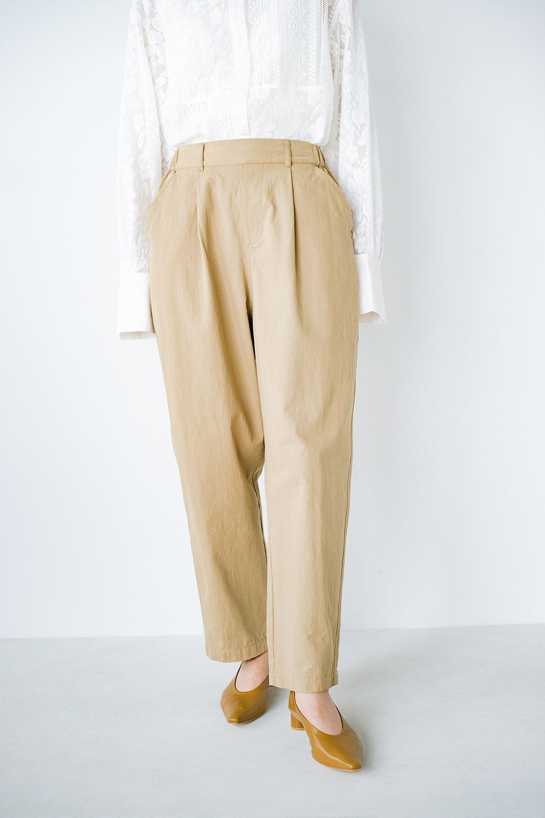 haco!［ハコ］|haco! 別注 refined works シルエットのかっこよさと楽ちんさに定評がある！ツイルテーパードパンツ