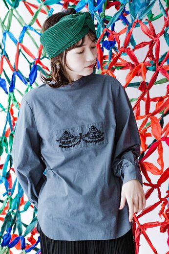 haco!［ハコ］ | 刺繍がレースのよう 袖ぽんわりブラウス〈グレイッシュブルー〉