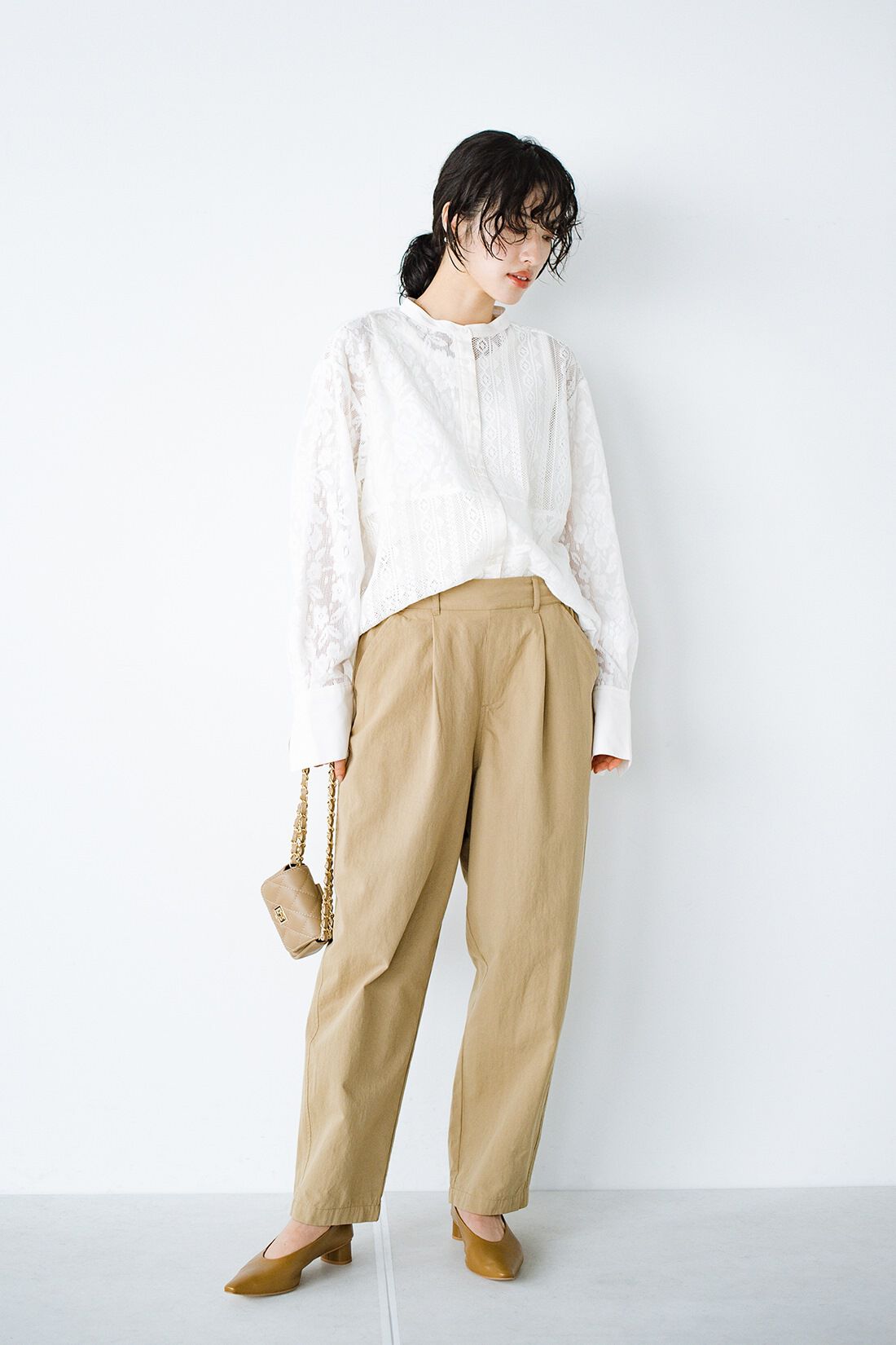 haco!［ハコ］|haco! 別注 refined works シルエットのかっこよさと楽ちんさに定評がある！ツイルテーパードパンツ