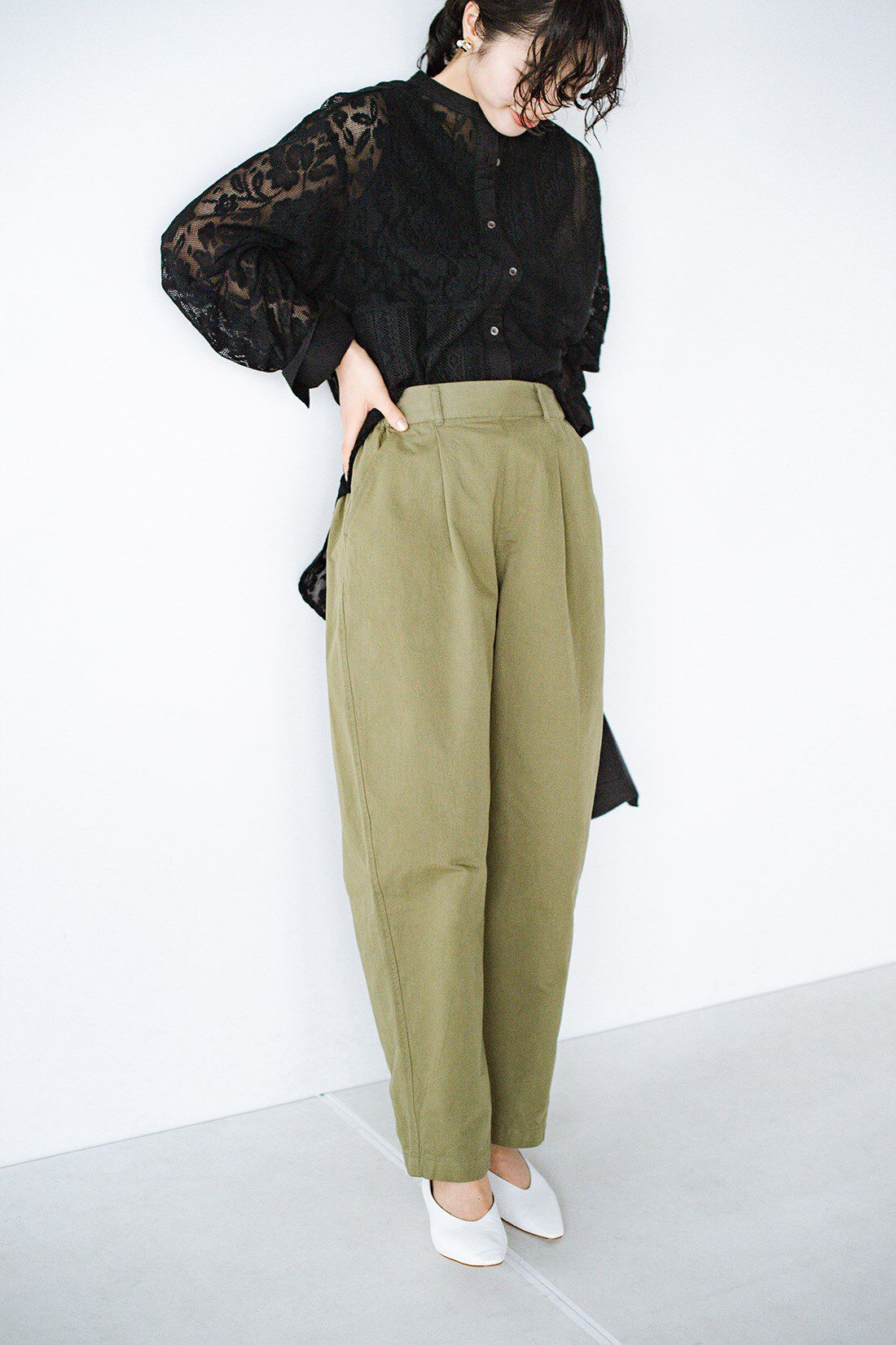 haco!［ハコ］|haco! 別注 refined works シルエットのかっこよさと楽ちんさに定評がある！ツイルテーパードパンツ