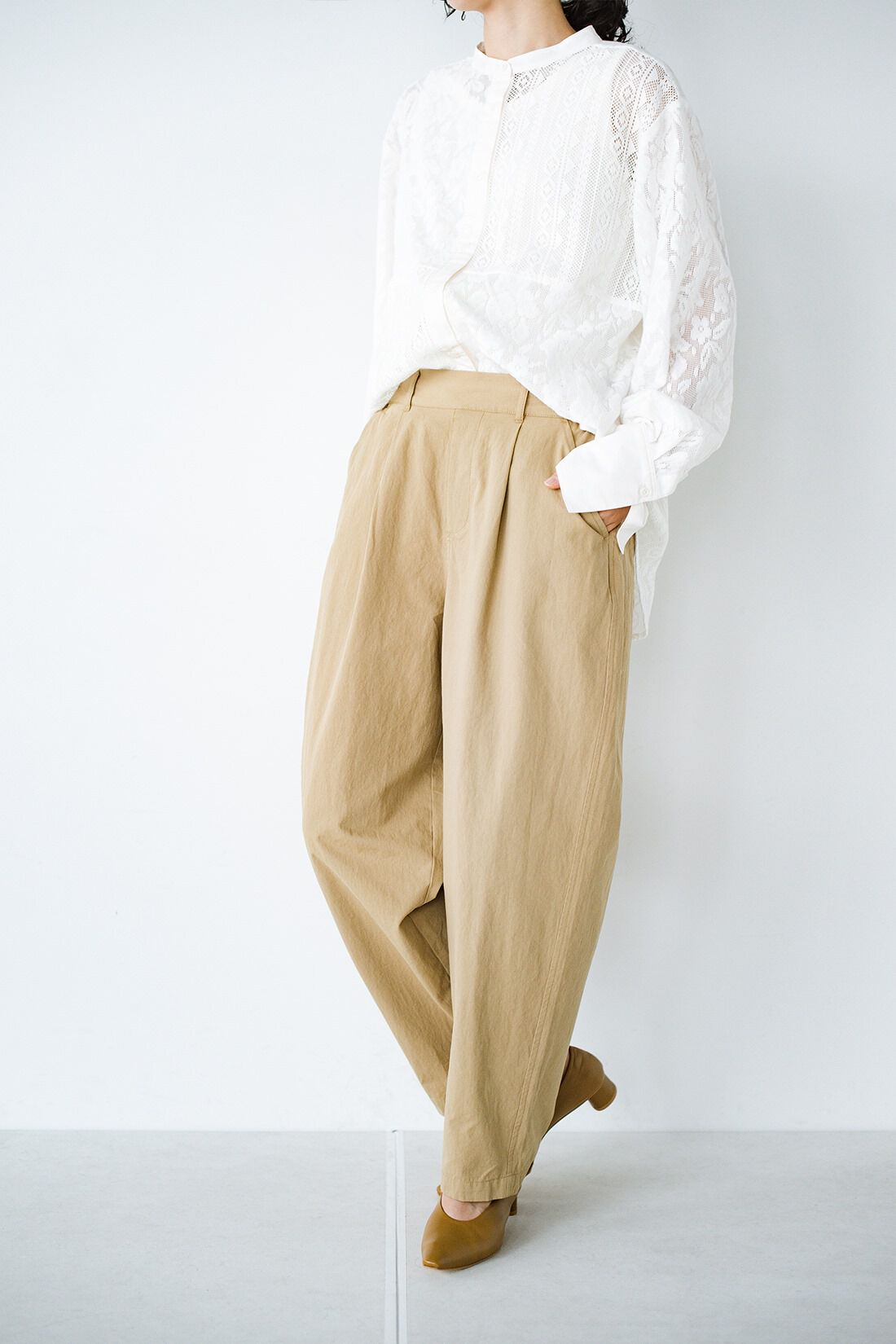 haco!［ハコ］|haco! 別注 refined works シルエットのかっこよさと楽ちんさに定評がある！ツイルテーパードパンツ