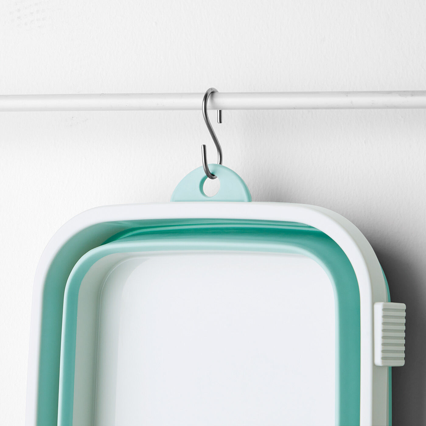 フェリシモギフトショップ|エスキューブキッチンズ　茎に隠れた汚れをしっかり洗えてつけ置き洗いもスマートに　たためるコンパクトたらい〈6.6L〉|S字フックでつり下げても収納できます。