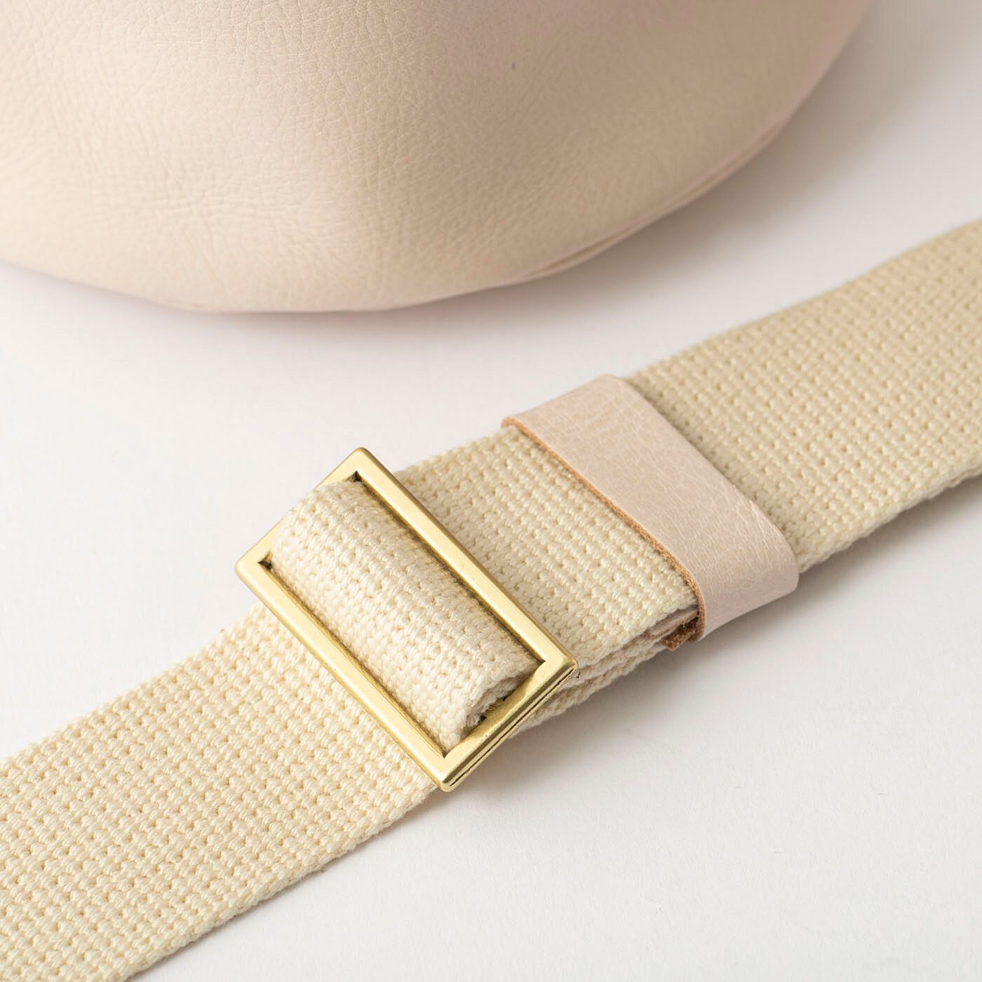 フェリシモギフトショップ|福岡の鞄作家が作った　職人本革のシトゥルスバッグ〈櫻シェルホワイト〉[本革 鞄：日本製]