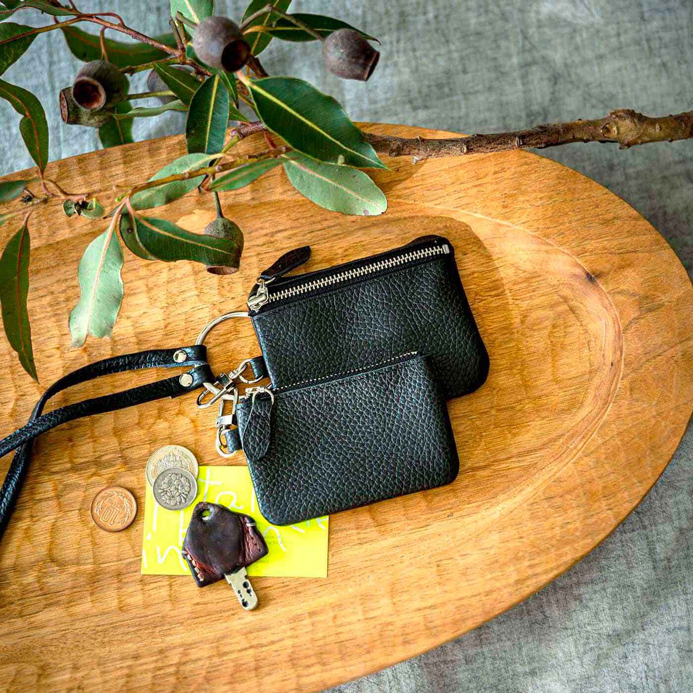 フェリシモギフトショップ|大阪の財布専門工場が作った 職人本革のイタリアンレザー ストラップポーチ〈ブラック〉