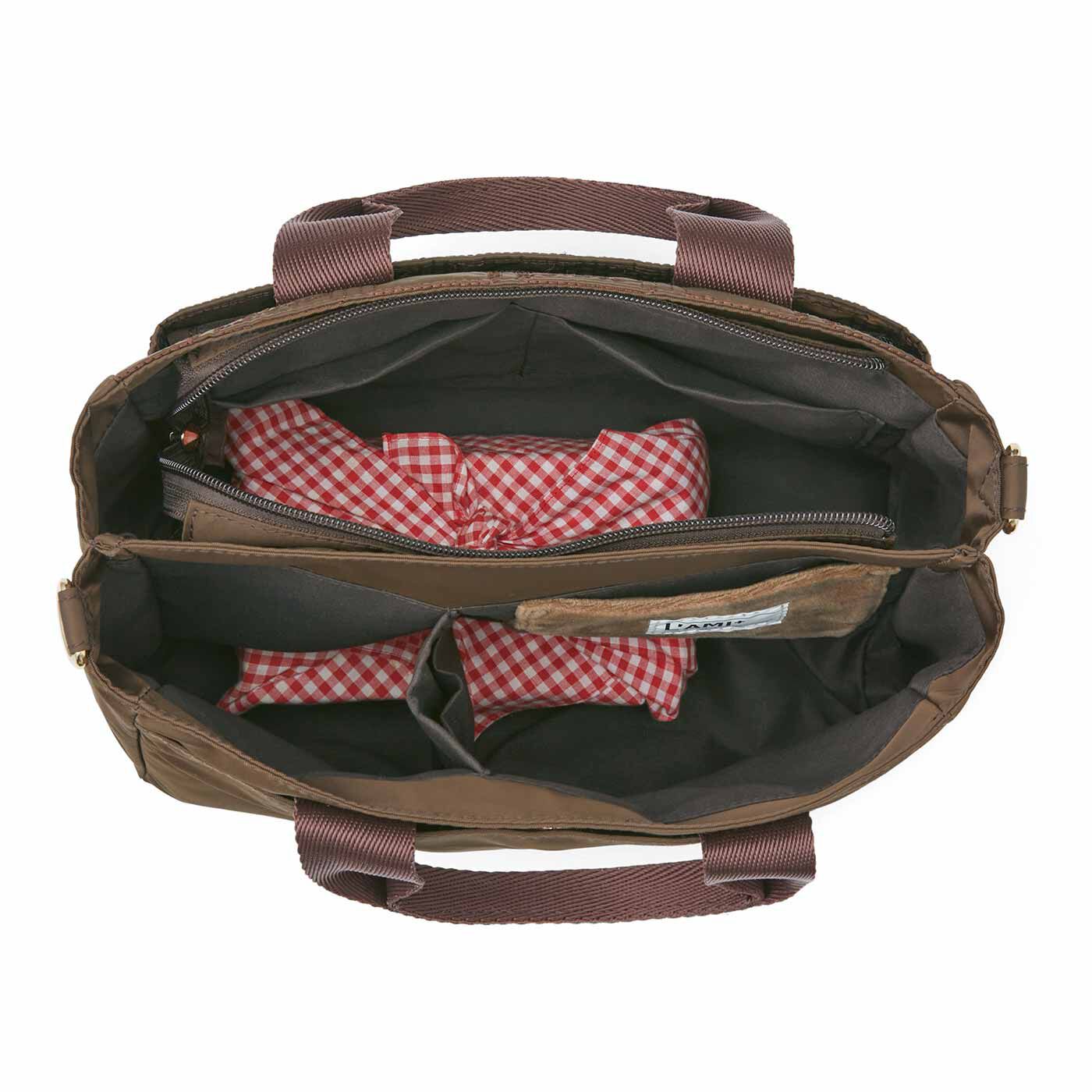 フェリシモギフトショップ|ラミプリュス　チョコレートバイヤー みりとコラボ　荷物を仕切ってすっきり収納Tトート〈チョコ刺しゅう／ミニ〉|T字形の仕切りは底まで縫製されていないので、仕切りをくぐってお弁当箱を収納OK。