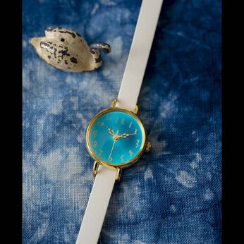 フェリシモギフトショップ | 時計職人　エメラルドの湖に見惚れる腕時計　白鳥色