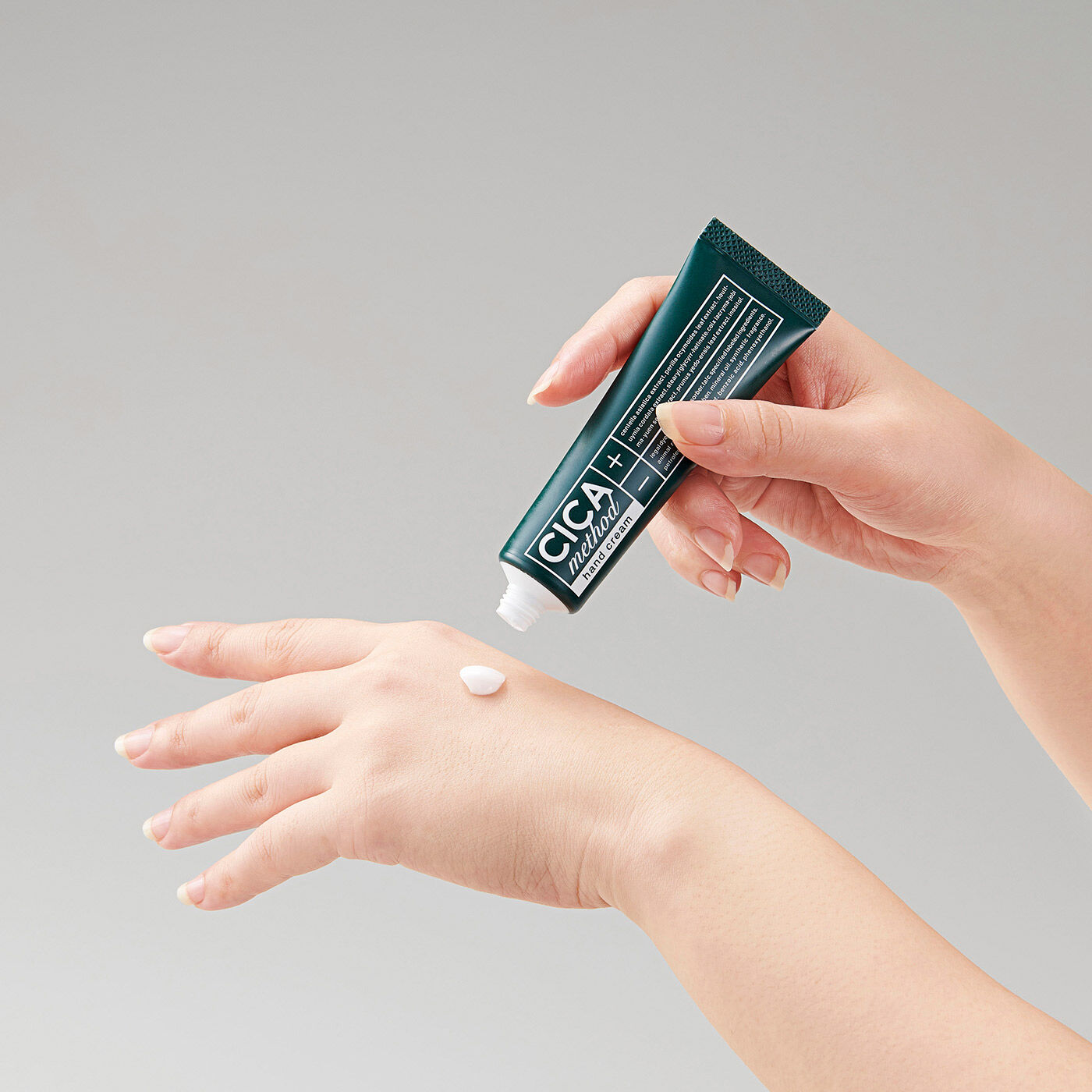 フェリシモギフトショップ|CICA method　薬用ハンドクリーム|適量を手にとります。