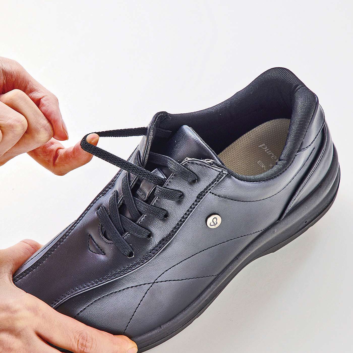 フェリシモギフトショップ|ラミプリュス　特殊形状のかかとで折れずにスルッと脱ぎ履き　フェイクレザーシューズ〈ブラック〉|靴ひもはゴムなので結ぶめんどうがなく、足にもフィット。