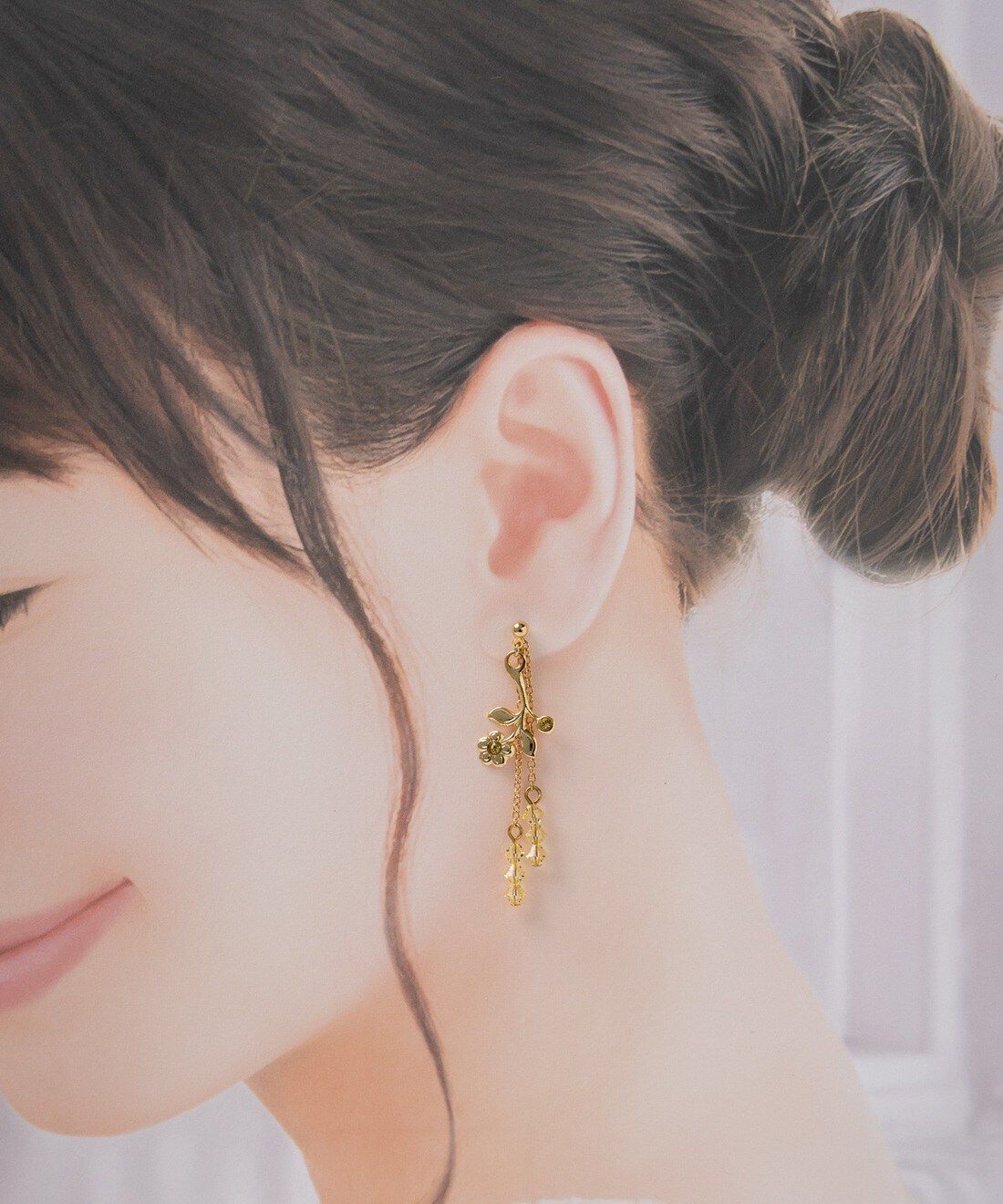 フェリシモギフトショップ|OSYAIRO お花と6粒クリスタルガラスのイヤアクセ〈イエロー〉