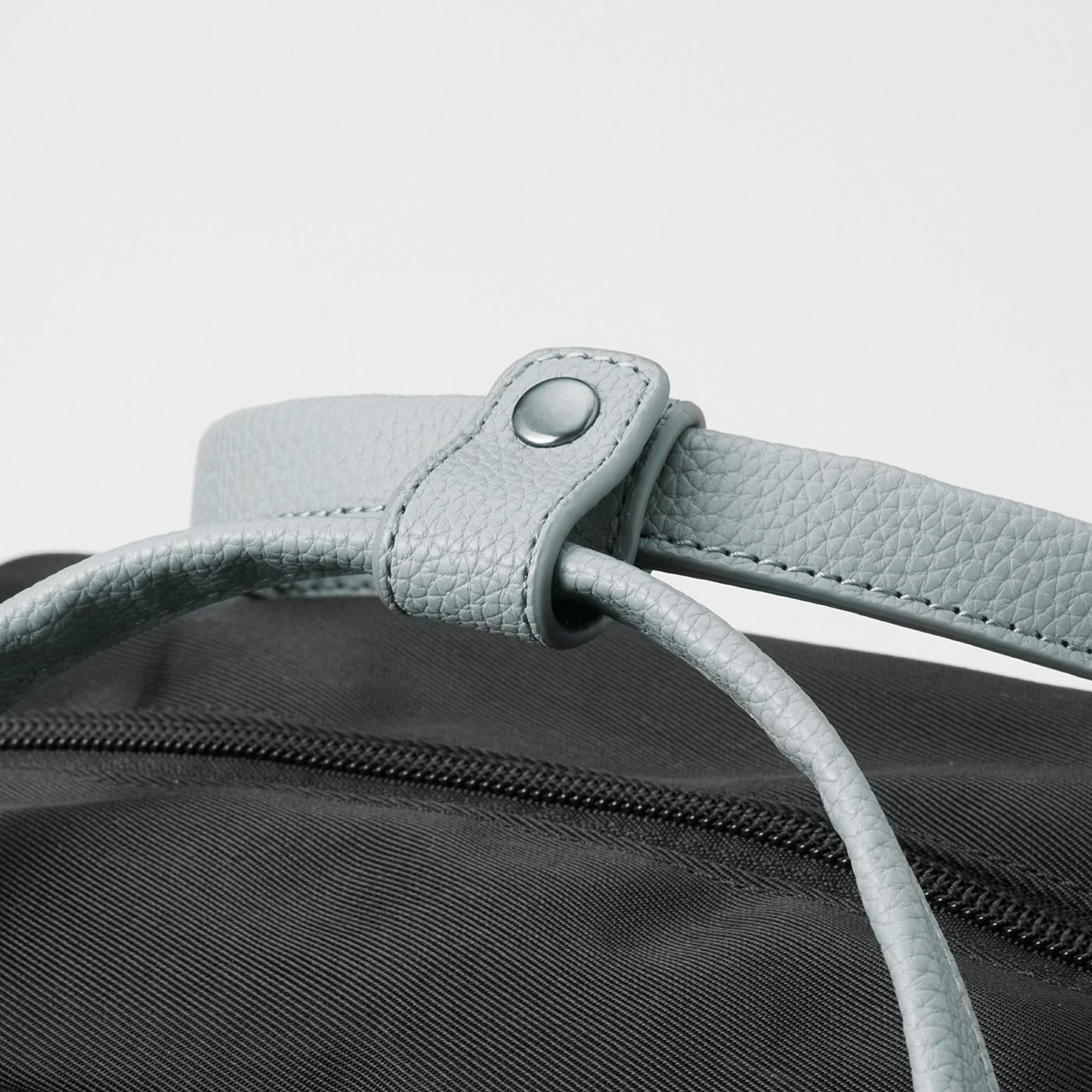 フェリシモギフトショップ|ヒュバマトカ！＆島塚絵里さん&times;ラミプリュス　旅のプロのアイデアが詰まったコラボトラベルリュックセット〈ブラック〉|ハンドル留めのベルト付き。