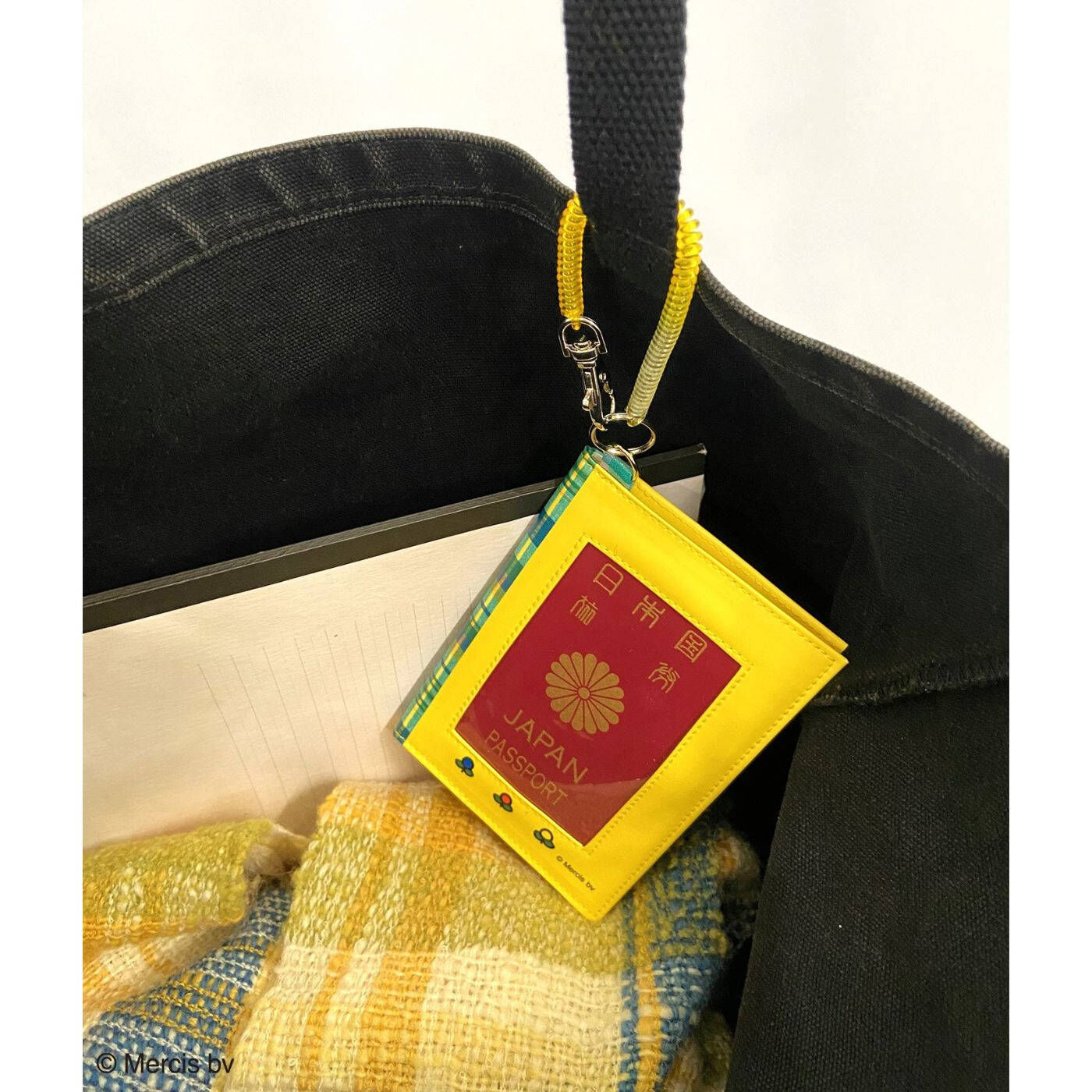 フェリシモギフトショップ|CCP&times;ディック・ブルーナ　バリアフリー　カードも入る　両面窓の手帳ケース　マドラスチェック〈ロッテ〉|お手持ちのリールなどつければ、さっと取り出せます。