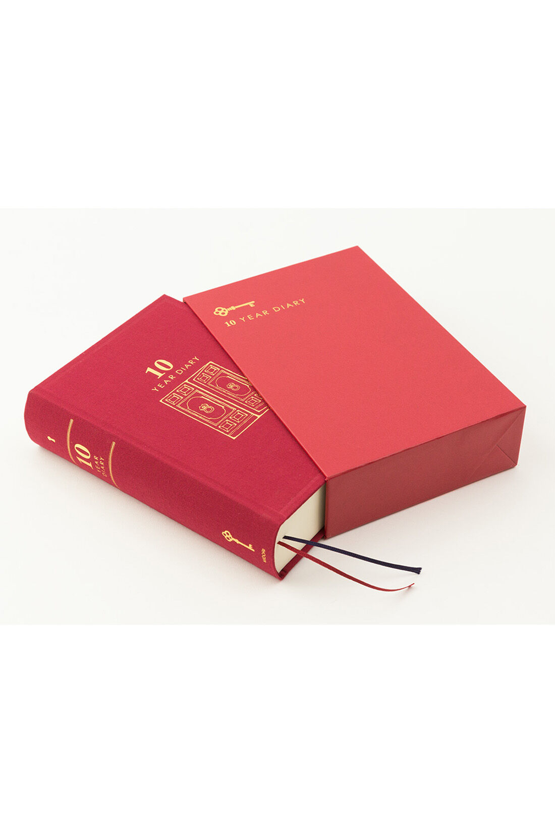 フェリシモギフトショップ|去年の自分に出会える　１０年連用日記「扉」|しおりひもは2本。１本目は書き始めた日、2本目は今日にはさんで。万一、切れてしまったときの予備にもなります。