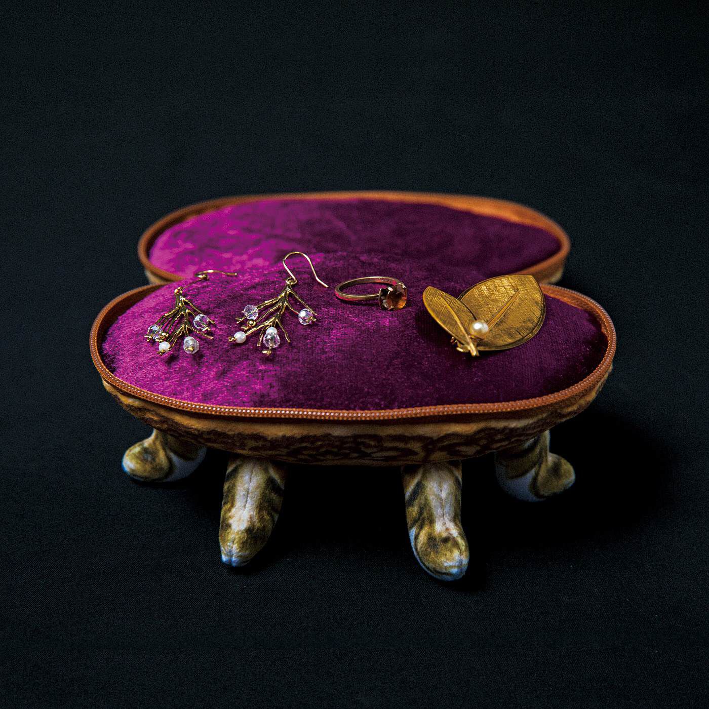 フェリシモギフトショップ|正倉院展&times;ミュージアム部　吉祥の花文が立ち上がる刻彫梧桐金銀絵花形合子ポーチ|中はふっくらわた入りの台座に。アクセサリーを飾るように収納しても。