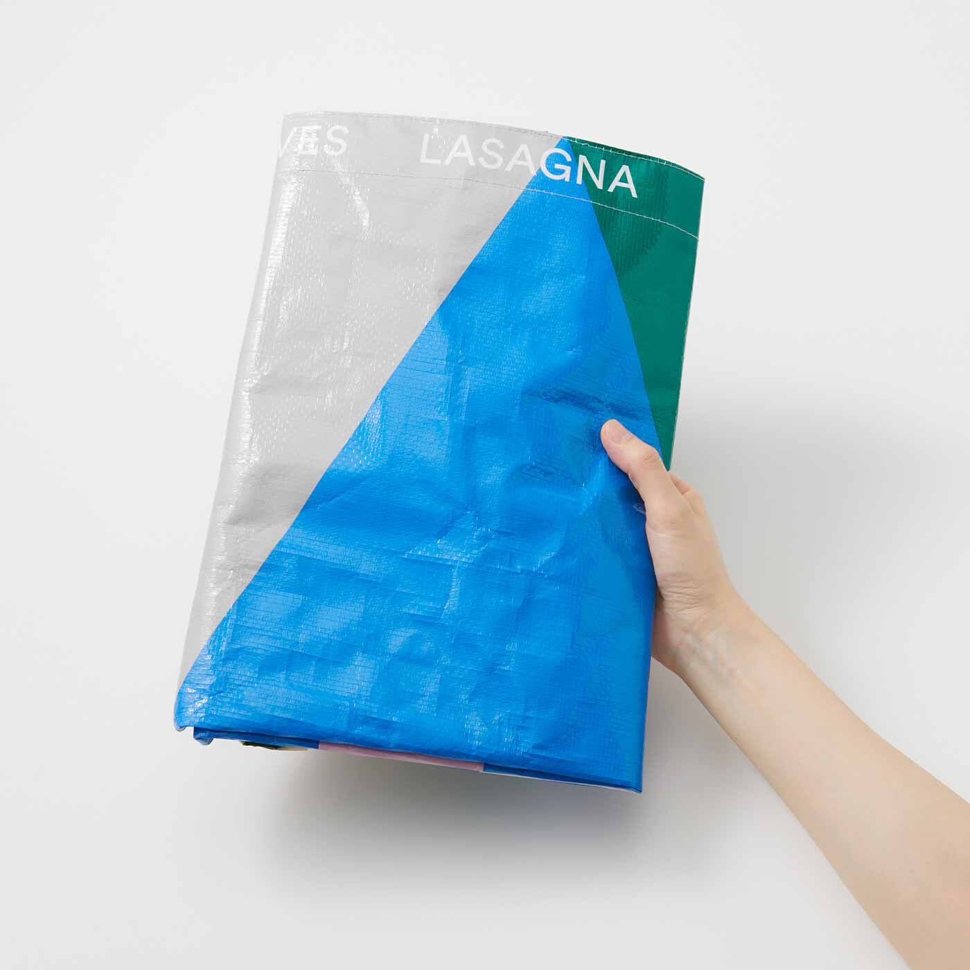 フェリシモギフトショップ|菊池 亜希子さん&times;ラミプリュス　記憶の中の色と好きをデザインした　アートピースのようなビッグバッグ|折りたたんでもかさばらない軽い生地感。