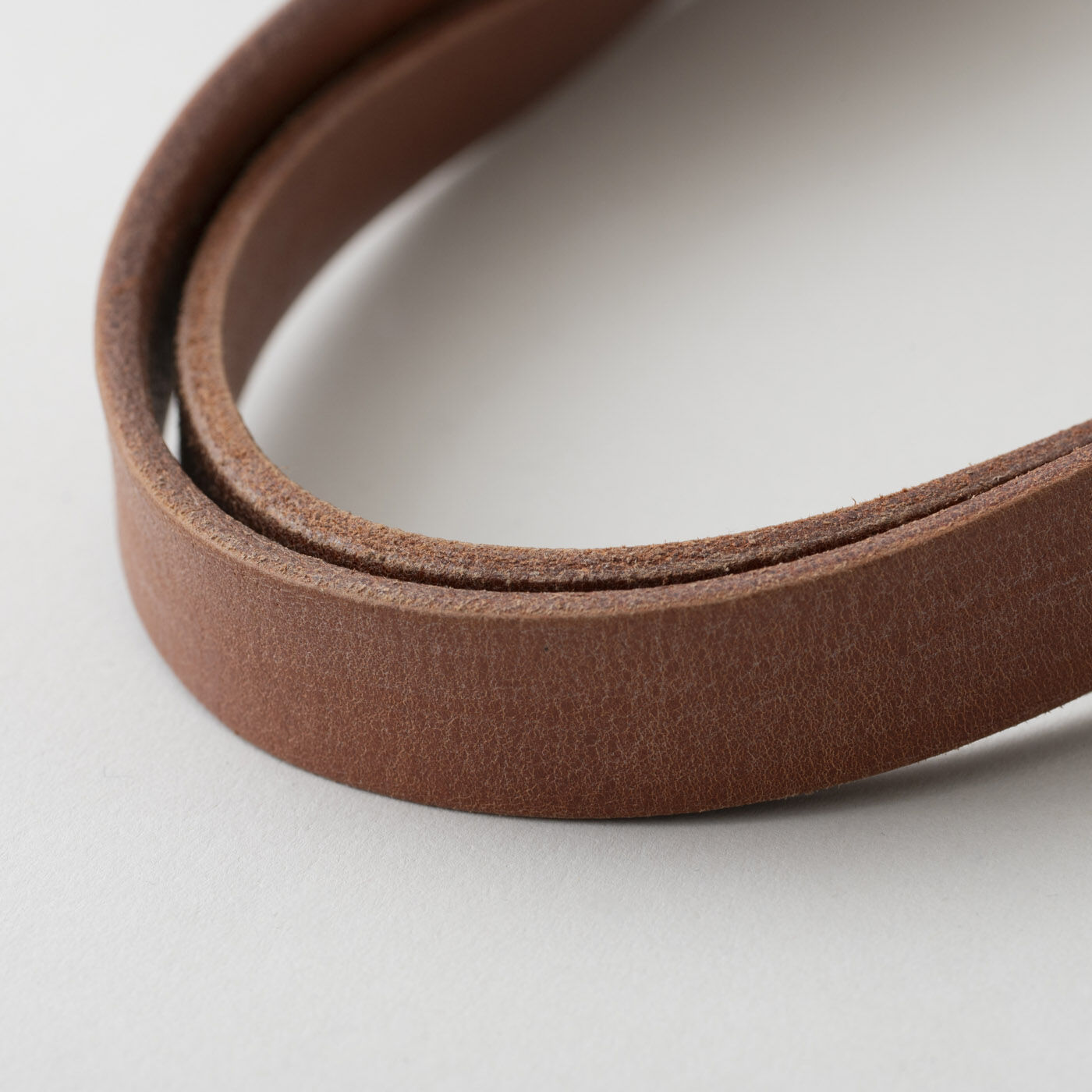 フェリシモギフトショップ|福岡の鞄作家が作った　職人本革遣いのキャンバストート〈ホワイト〉|革の持ち手は、植物由来の成分でなめしたタンニンレザー。