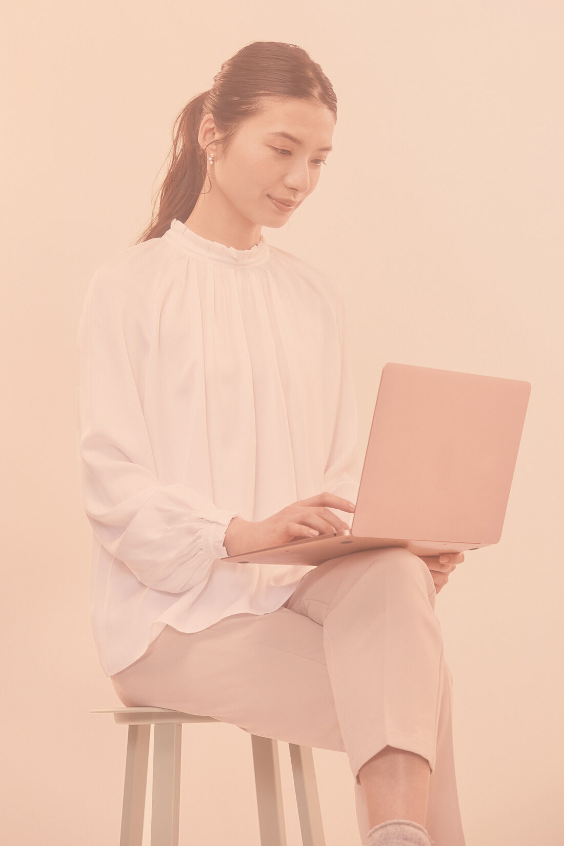 フェリシモギフトショップ|gokigen Lab.　温活&times;ＥＭＳ　おなかをあたためて心地よく筋肉を刺激する　持ち運びポーチ付き温プレート|オフィスでこっそり。