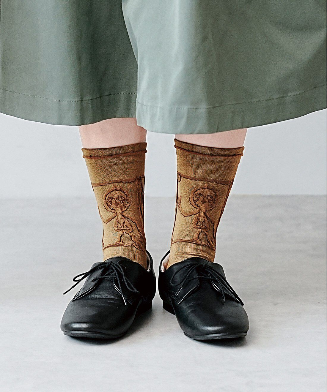 フェリシモギフトショップ|南アルプス市ふるさと文化伝承館×ミュージアム部　古の多様な装飾性を楽しむ　縄文土器ソックス〈人体文様付有孔鍔付土器（ぴ～す）〉