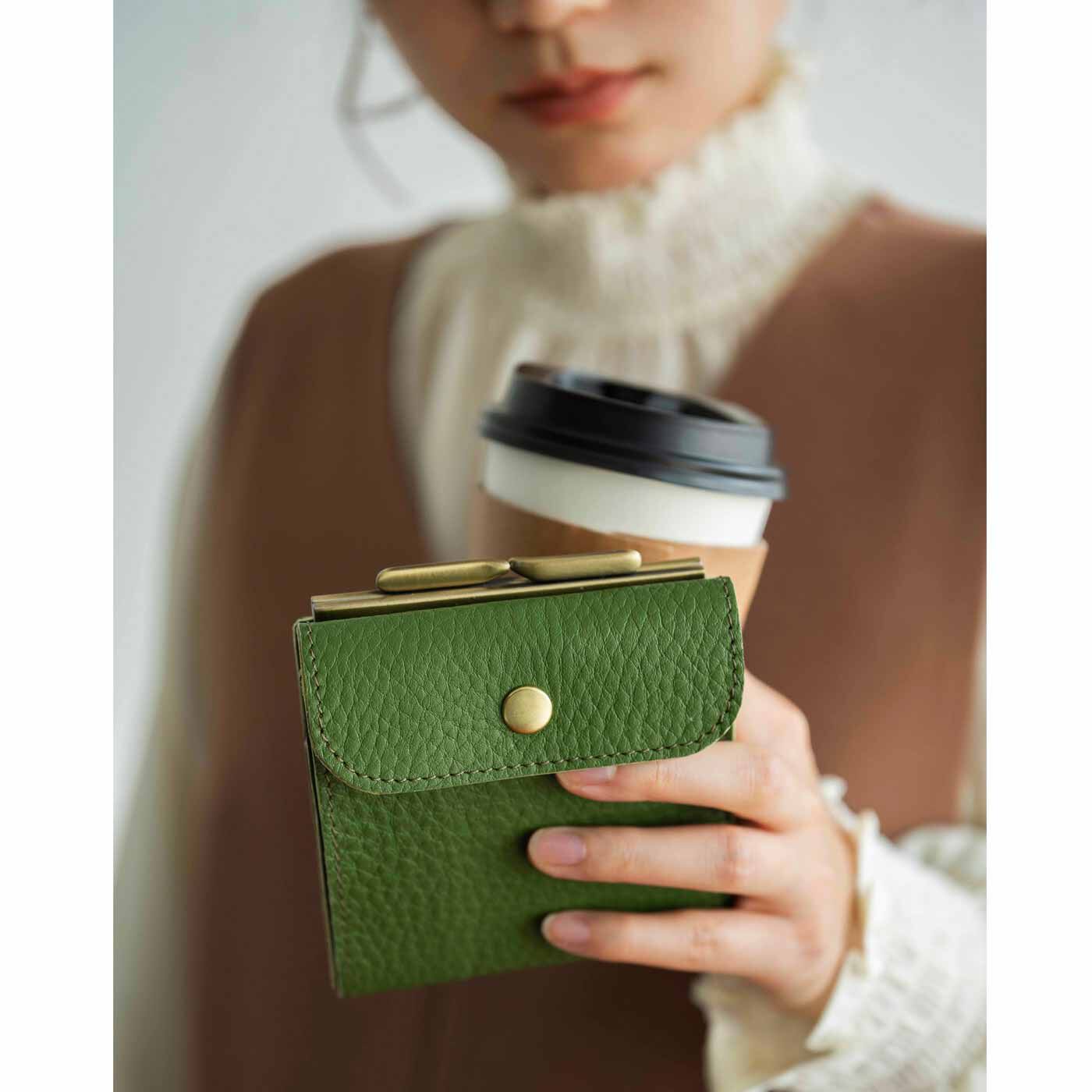 フェリシモギフトショップ|福岡の鞄作家が作った 職人本革のエンベロープウォレット〈スモーキーグリーン〉|女性の手になじむコンパクトサイズ。