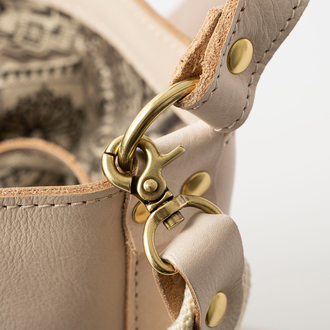 フェリシモギフトショップ|福岡の鞄作家が作った　職人本革のシトゥルスバッグ〈櫻シェルホワイト〉[本革 鞄：日本製]