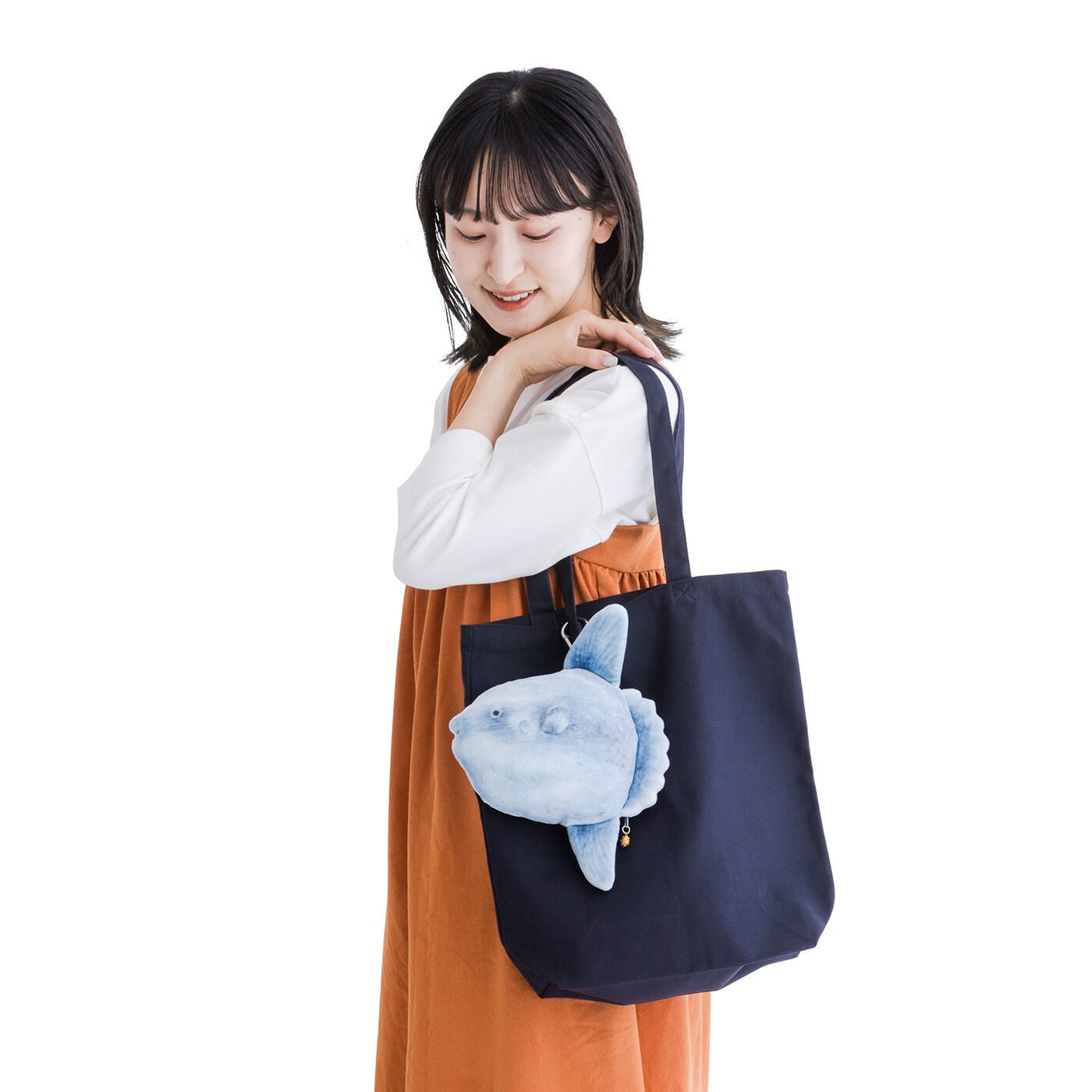 フェリシモギフトショップ|YOU＋MORE！ お昼寝マンボウポーチ|カナビラが通せるループ付きだからバッグに付けて持ち歩いても。