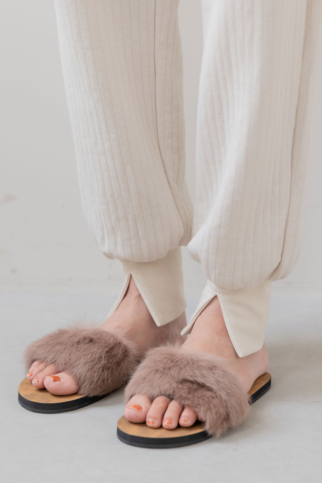 フェリシモギフトショップ|Moredde　ふっくら暖かいキルティングルームウェアセット〈ブラック〉|すそのスリットがモードなポイント。リブが締め付けないのもうれしい。　※写真は別色です。